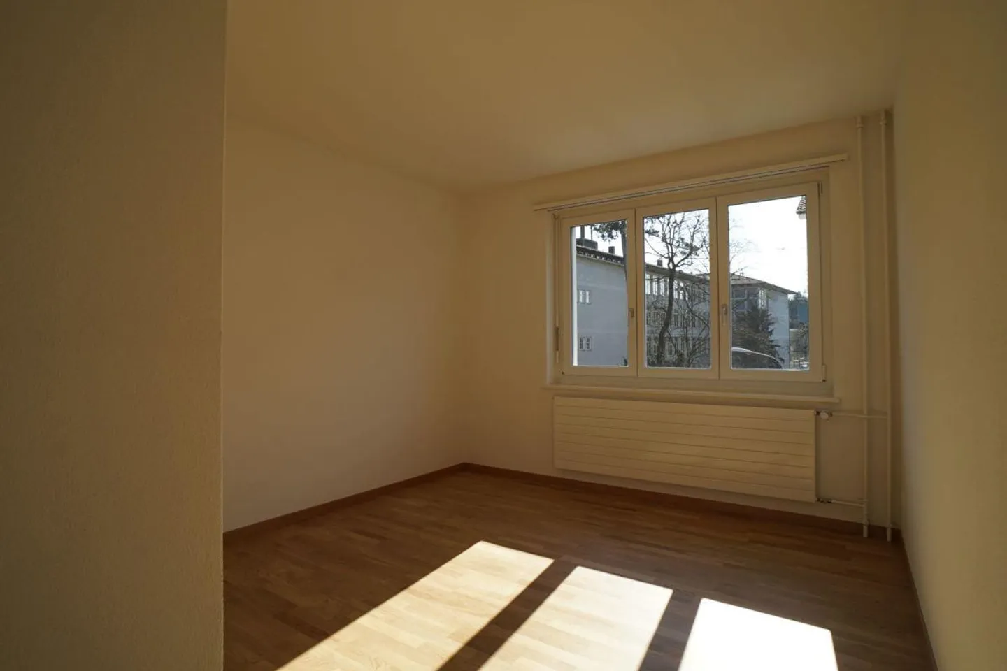 2.5-Room Apartment - Central Location - Photo 4 of 8