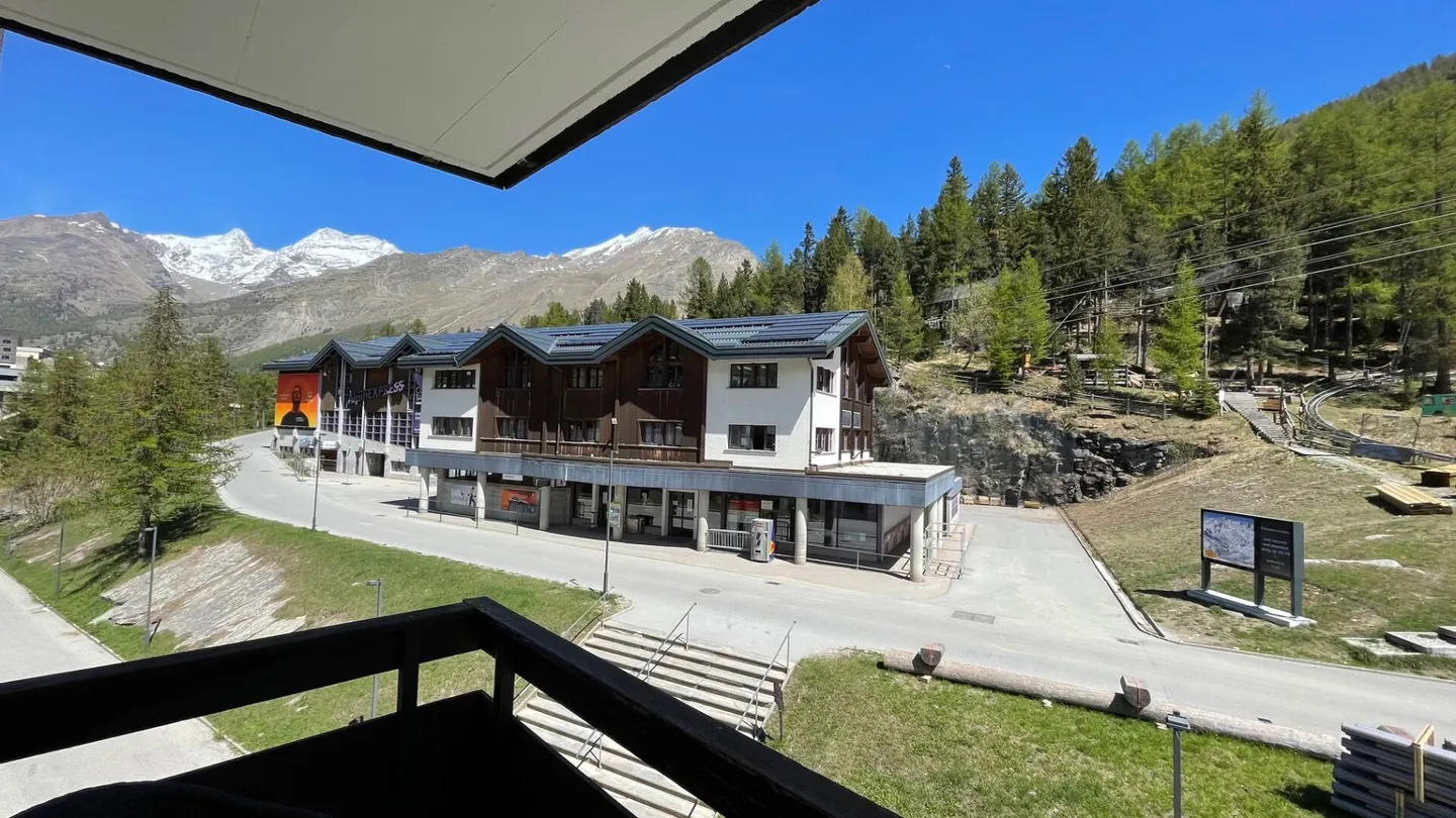 Emplacement - Emplacement - Emplacement ! Très spacieux appartement de 3,5 pièces près de l'Alpin Express - Photo 8 sur 20