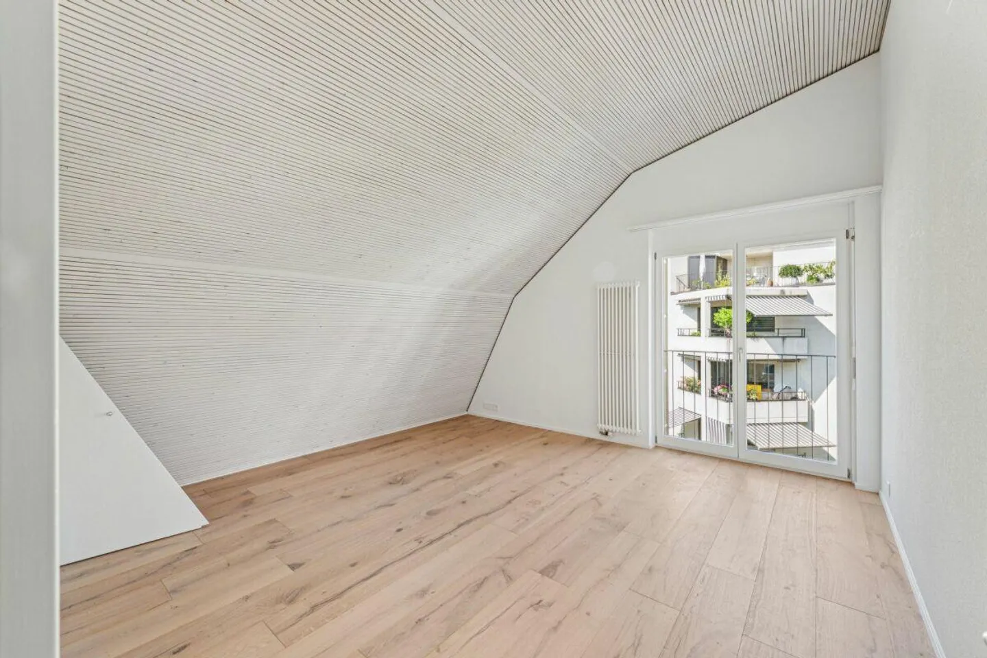 Frisch sanierte Dachwohnung an ruhiger Lage mit Garten - Foto 5 von 9