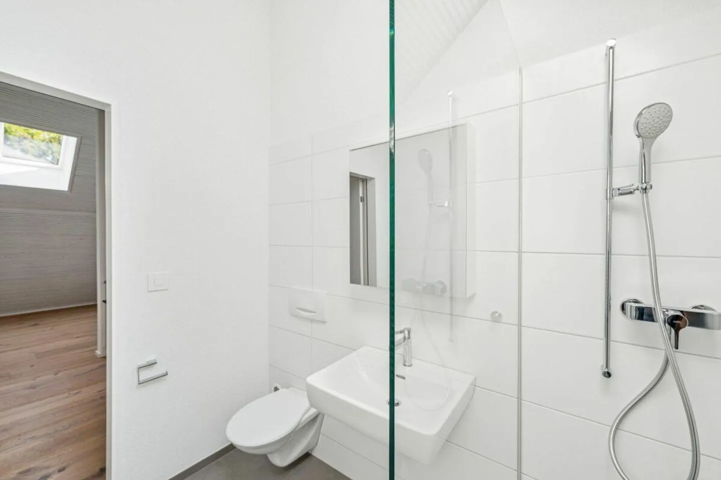 Frisch sanierte Dachwohnung an ruhiger Lage mit Garten - Foto 7 von 9