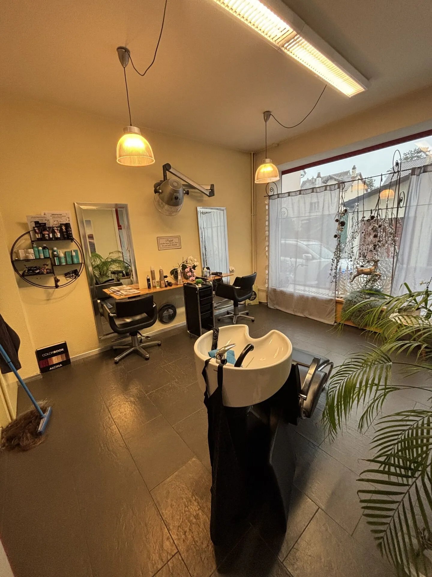 Salone di bellezza/Solarium da prendere gratuitamente - Foto 1 di 9