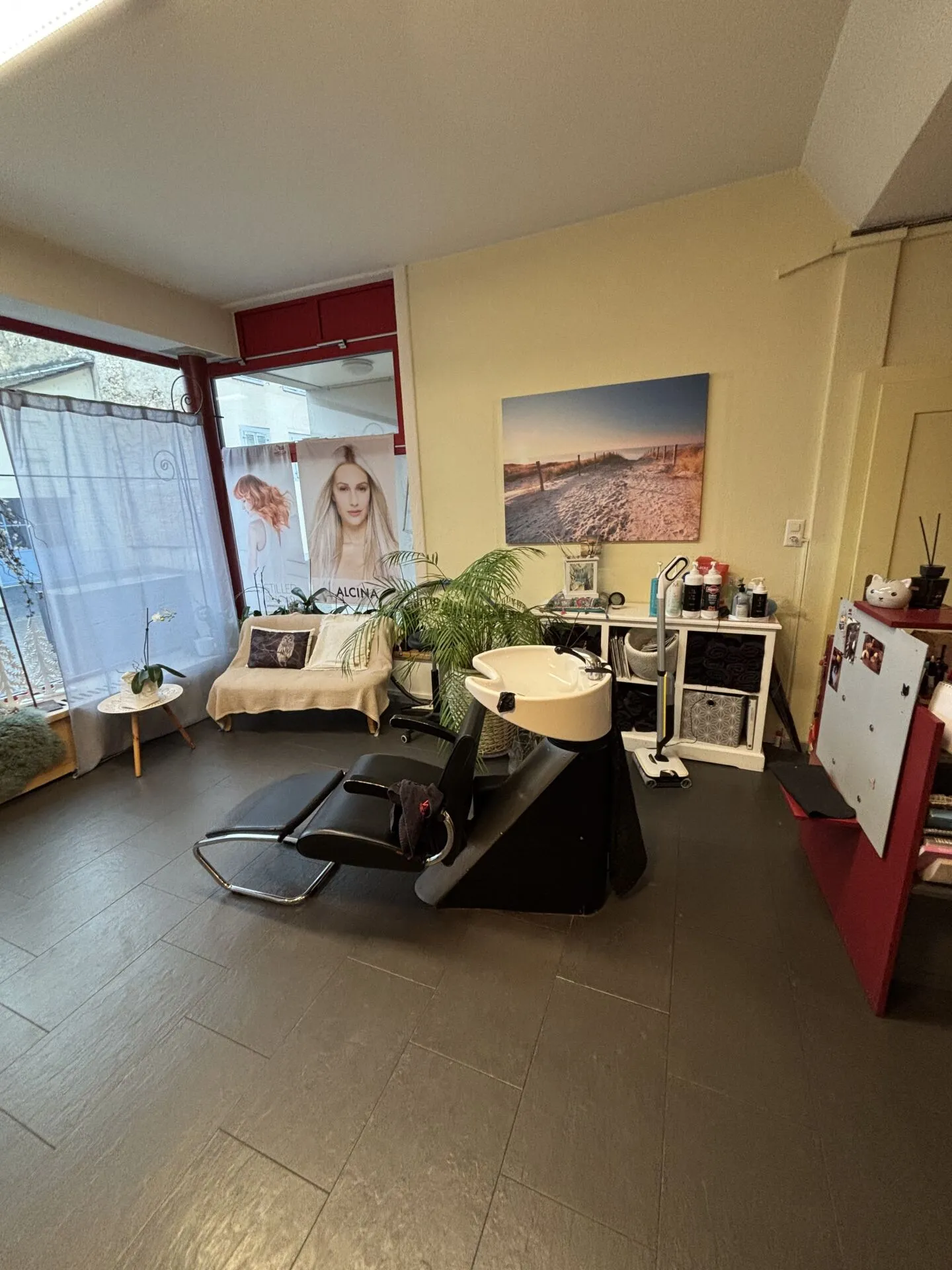 Salone di bellezza/Solarium da prendere gratuitamente - Foto 2 di 9