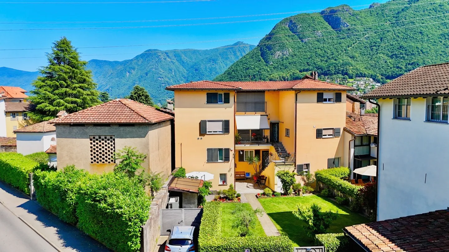 Casa con 2 Appartamenti e Giardino vicino a TASIS e Lugano - Foto 1 di 19