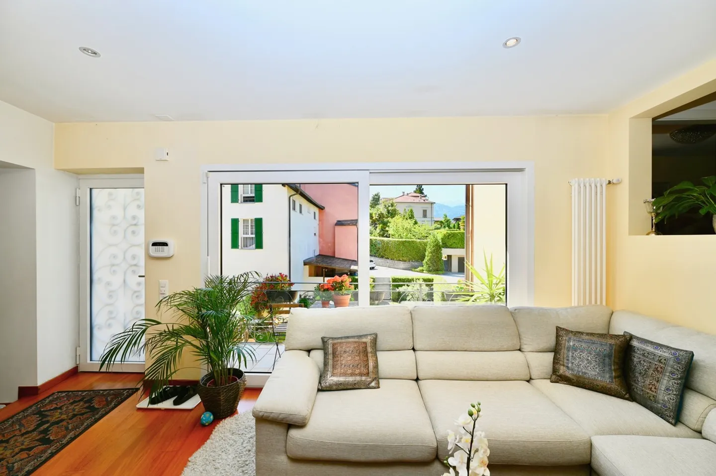 Casa con 2 Appartamenti e Giardino vicino a TASIS e Lugano - Foto 5 di 19