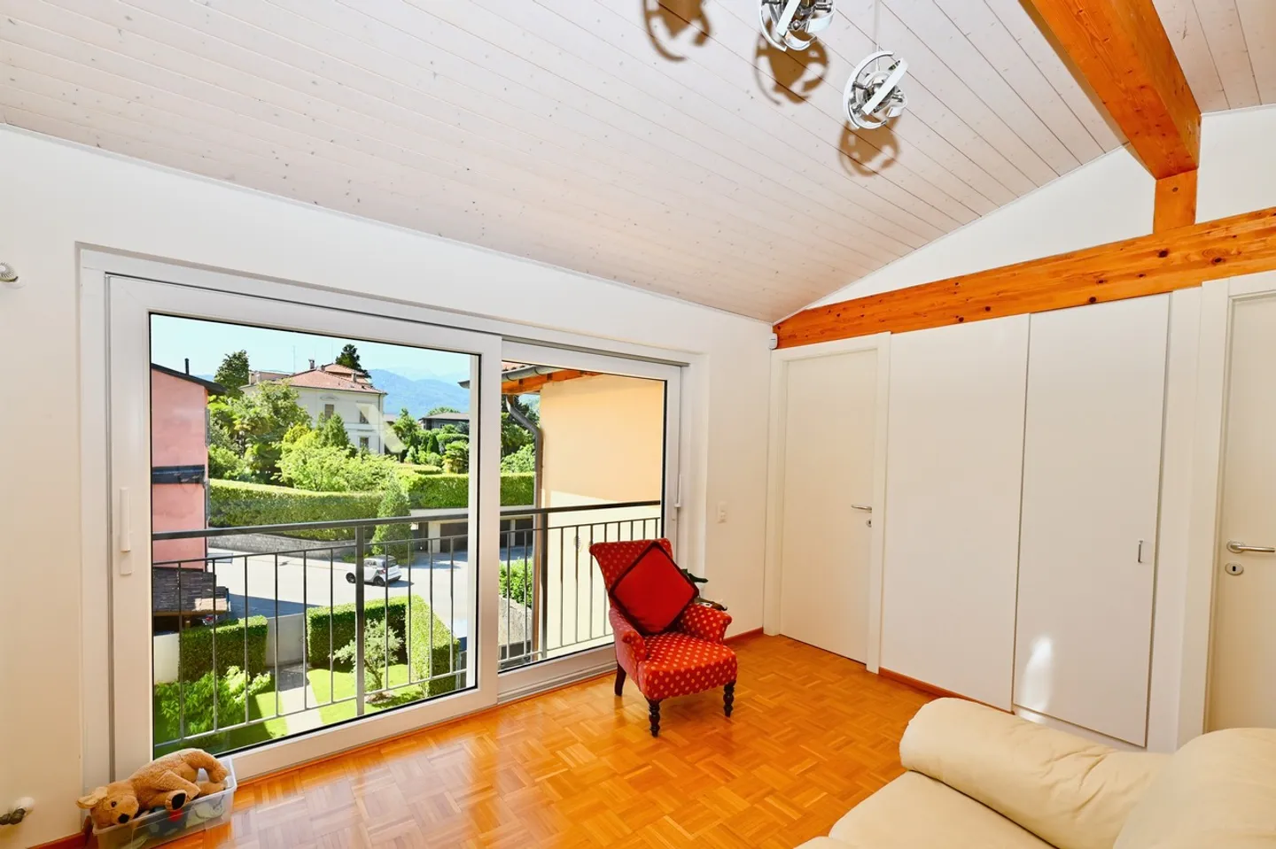 Casa con 2 Appartamenti e Giardino vicino a TASIS e Lugano - Foto 7 di 19