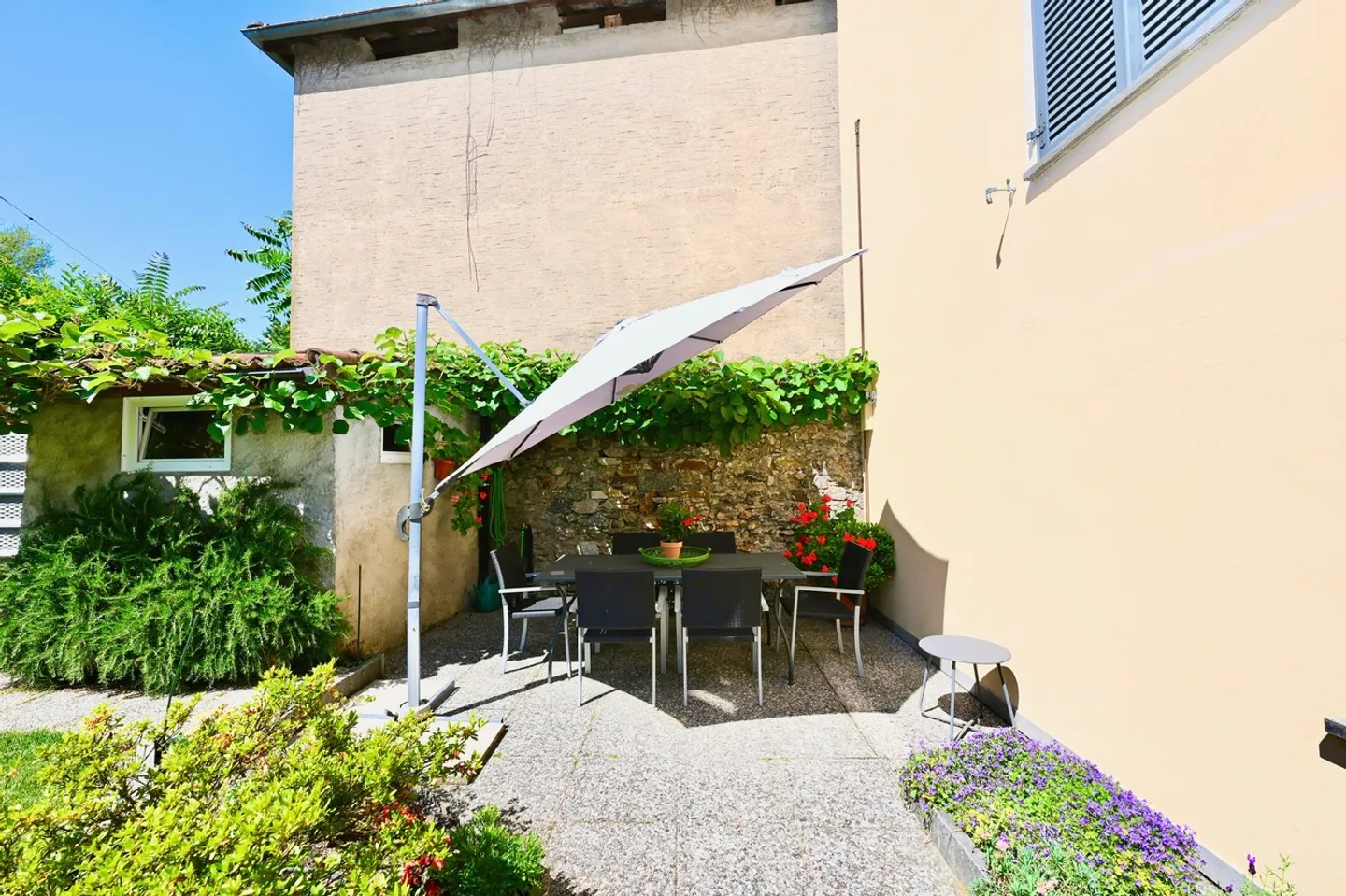 Casa con 2 Appartamenti e Giardino vicino a TASIS e Lugano - Foto 2 di 19