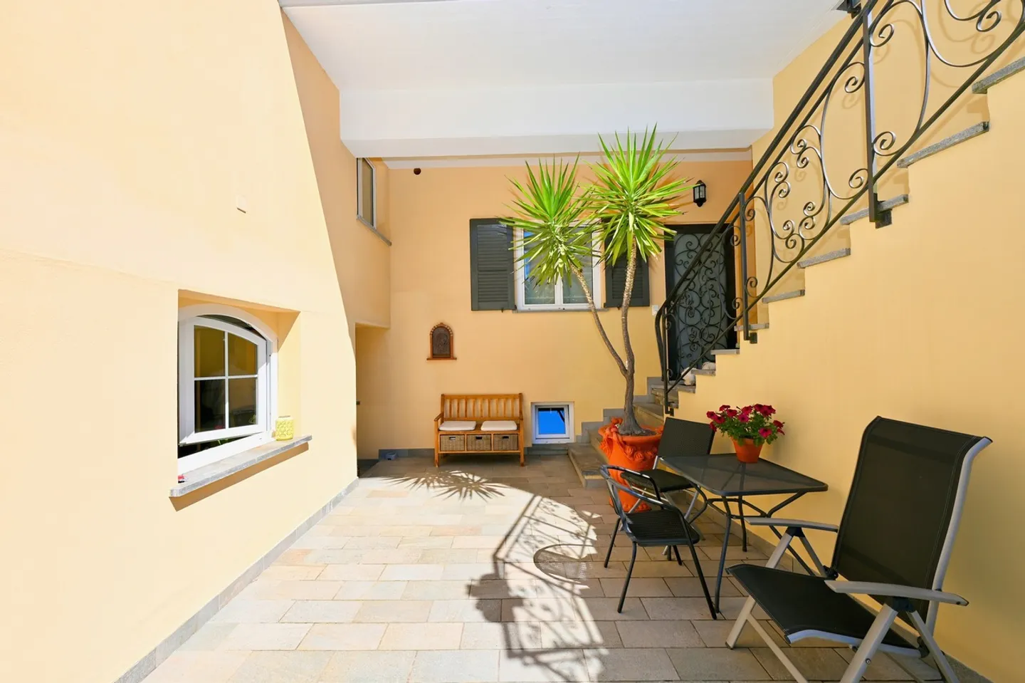 Casa con 2 Appartamenti e Giardino vicino a TASIS e Lugano - Foto 3 di 19