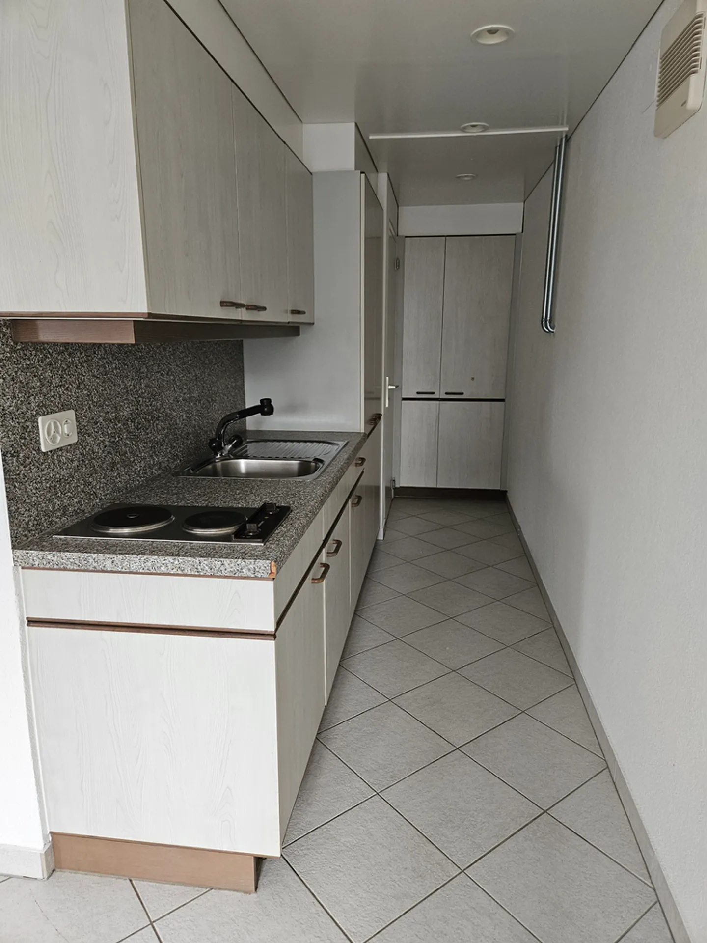 Charming studio on the ground floor - Photo 3 of 4