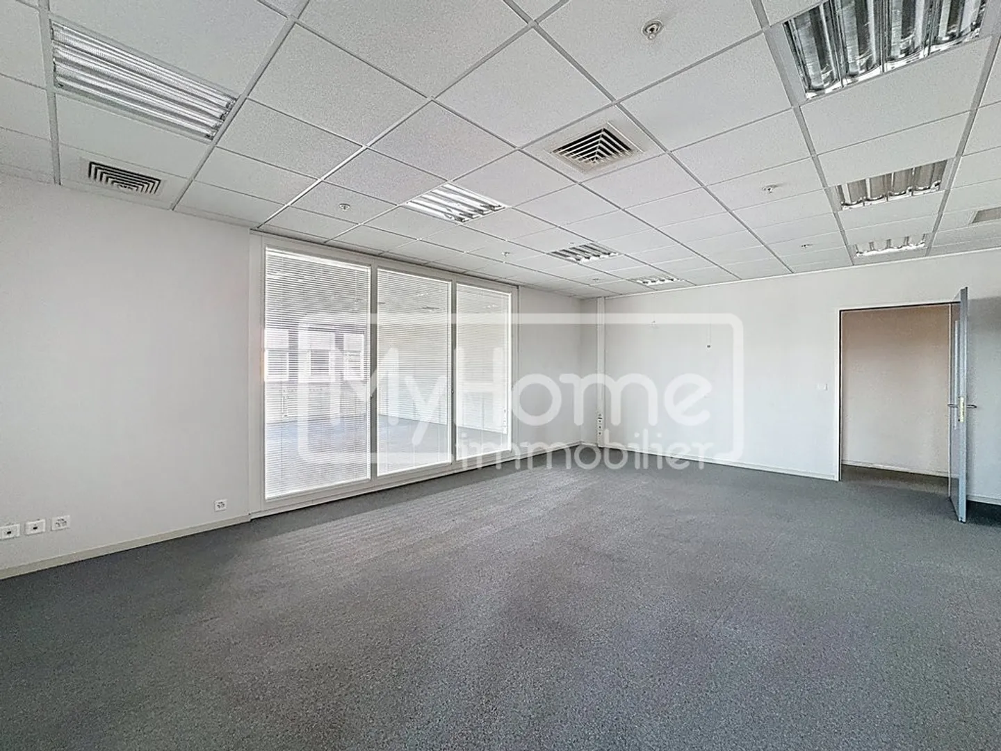 Ampio locale di 805 m2 con più di 8 stanze a Lonay - Foto 8 di 12