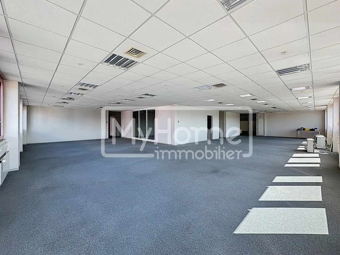 Ampio locale di 805 m2 con più di 8 stanze a Lonay - Foto 11 di 12
