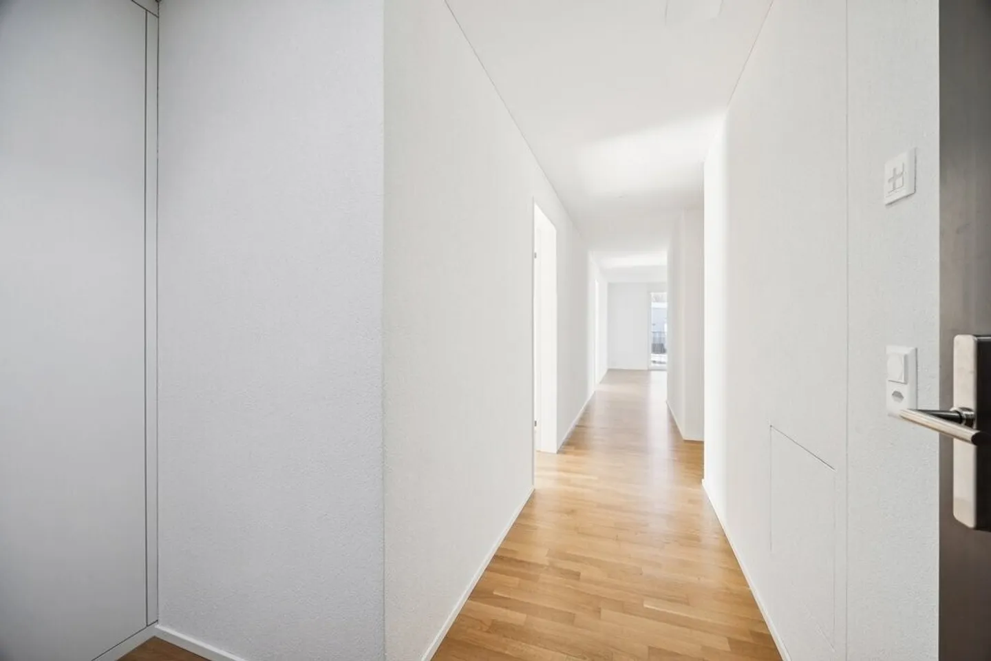 Attico con vista sul lago e terrazza di 64m2 - Foto 7 di 8