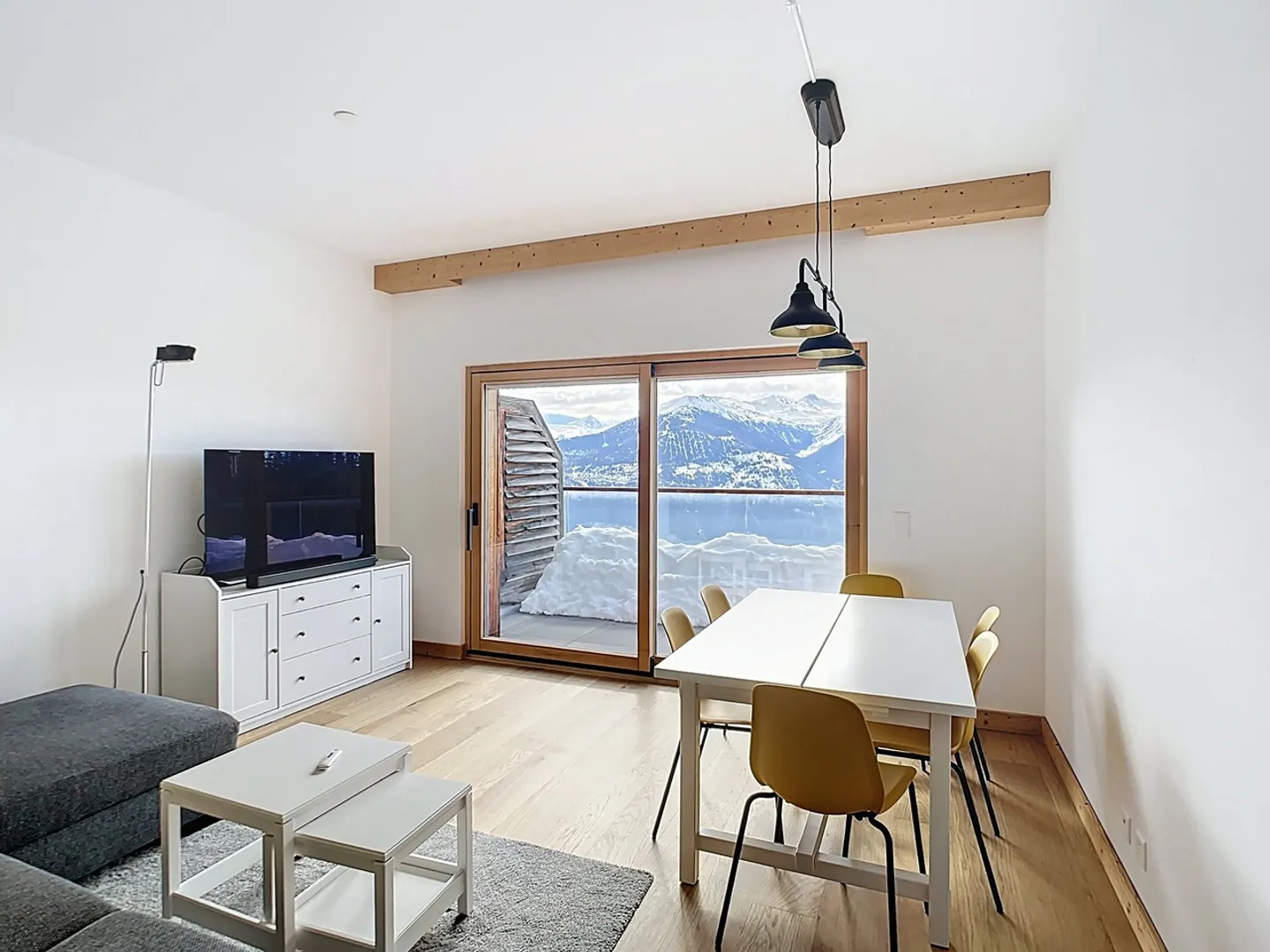 Appartement Éblouissant avec Vue sur Montagne - Photo 2 sur 17