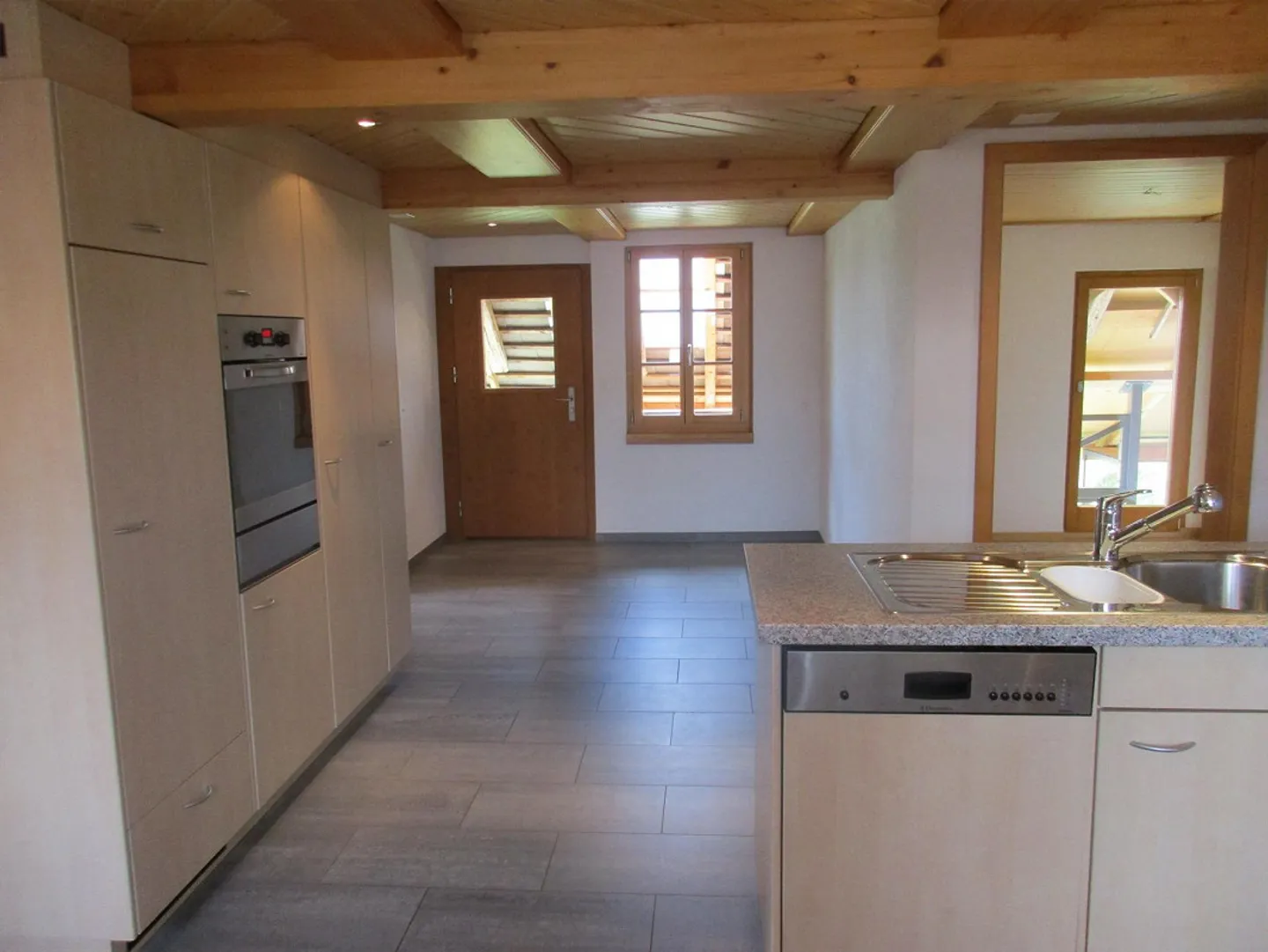 Cozy 3.5 Room Apartment for Rent - Photo 2 of 11