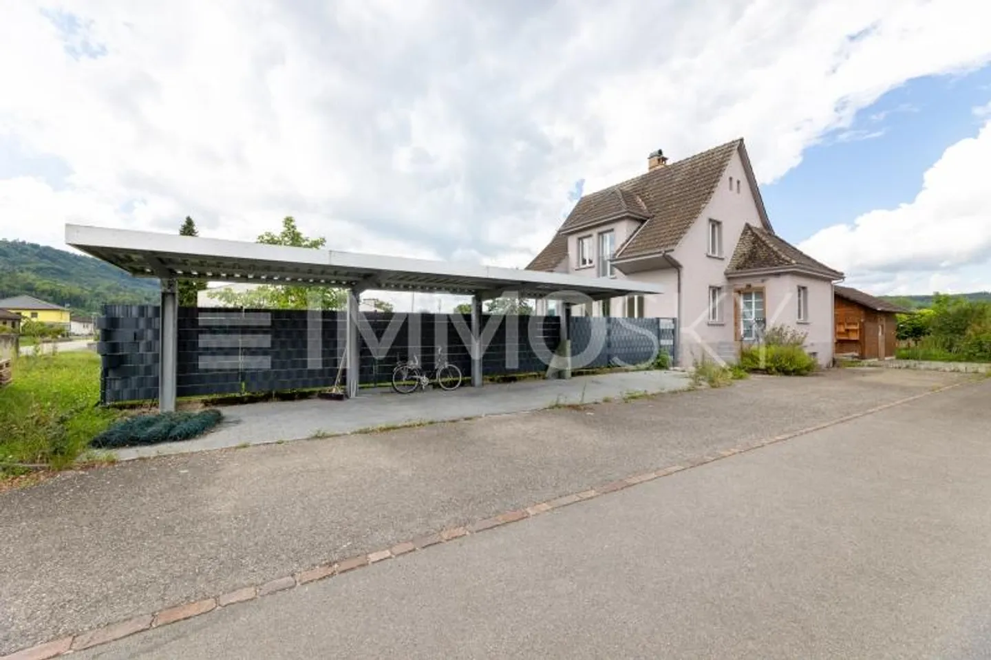 Charmantes Zuhause mit grossem Garten - Foto 2 von 9