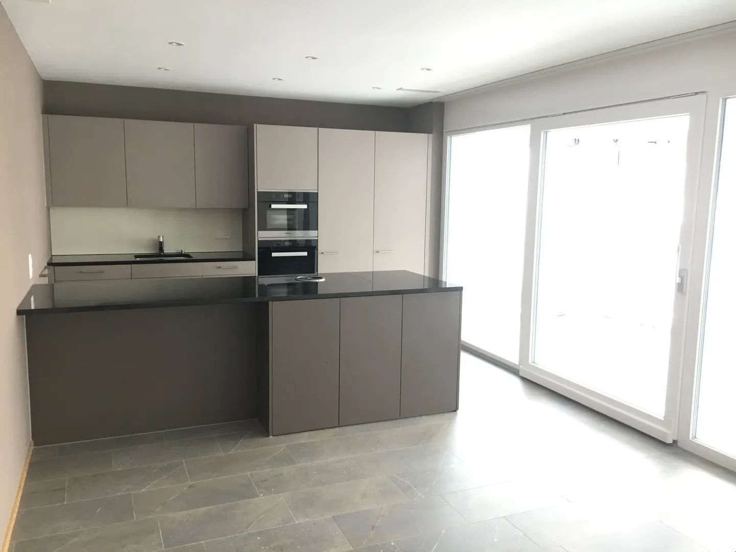 Appartements de 4,5 pièces dans un standard de propriété haut de gamme au rez-de-chaussée - Photo 2 sur 10