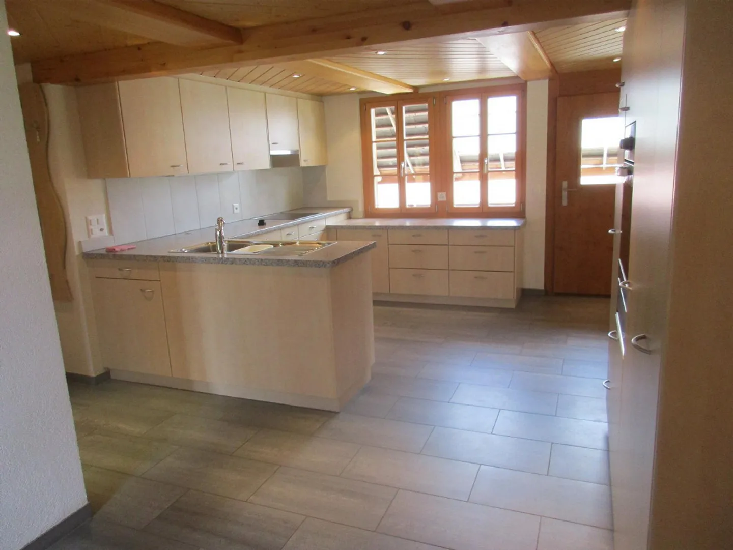 Cozy 3.5 Room Apartment for Rent - Photo 3 of 11