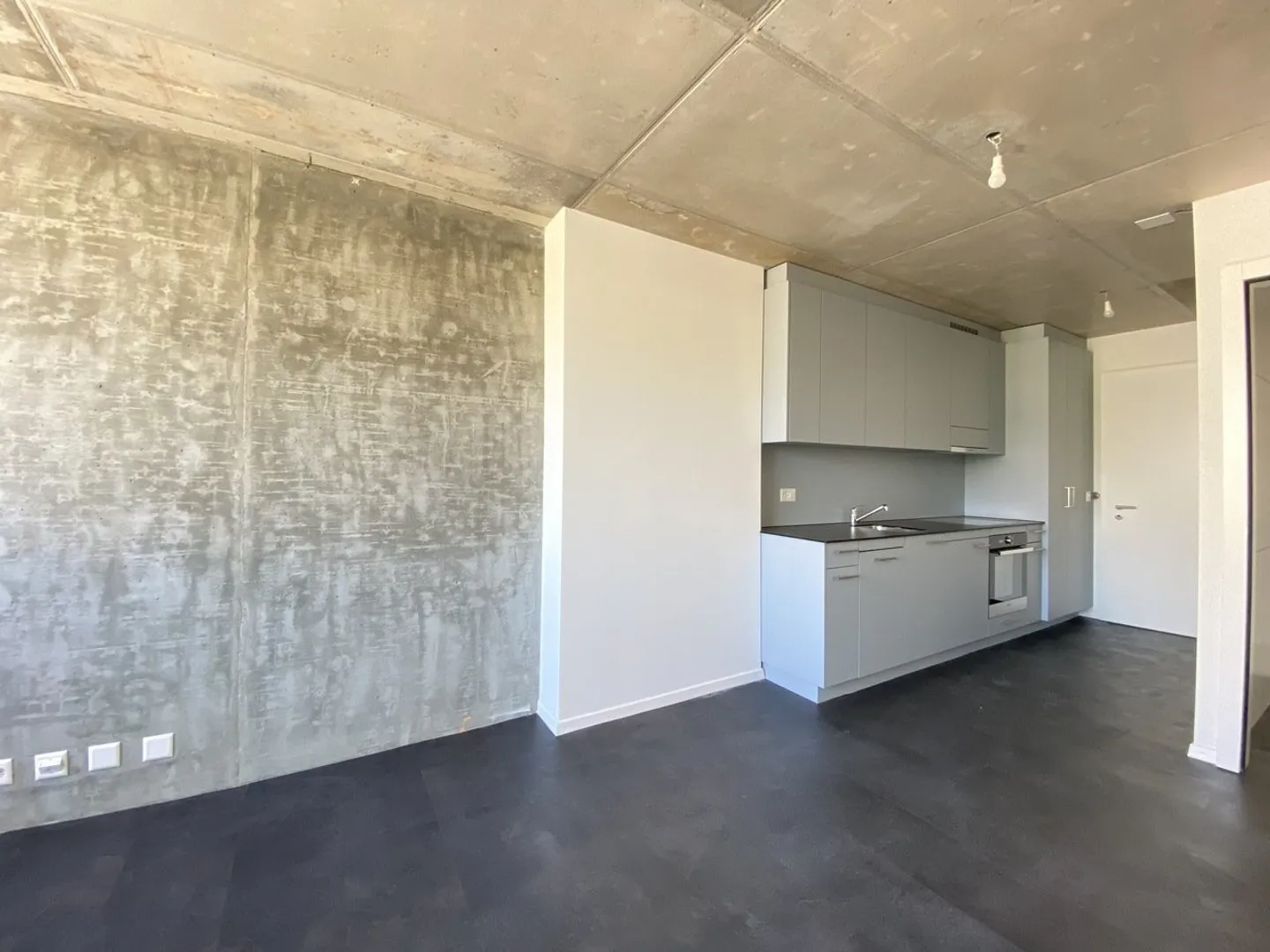 Modern studio on the 2nd floor - Photo 3 of 5