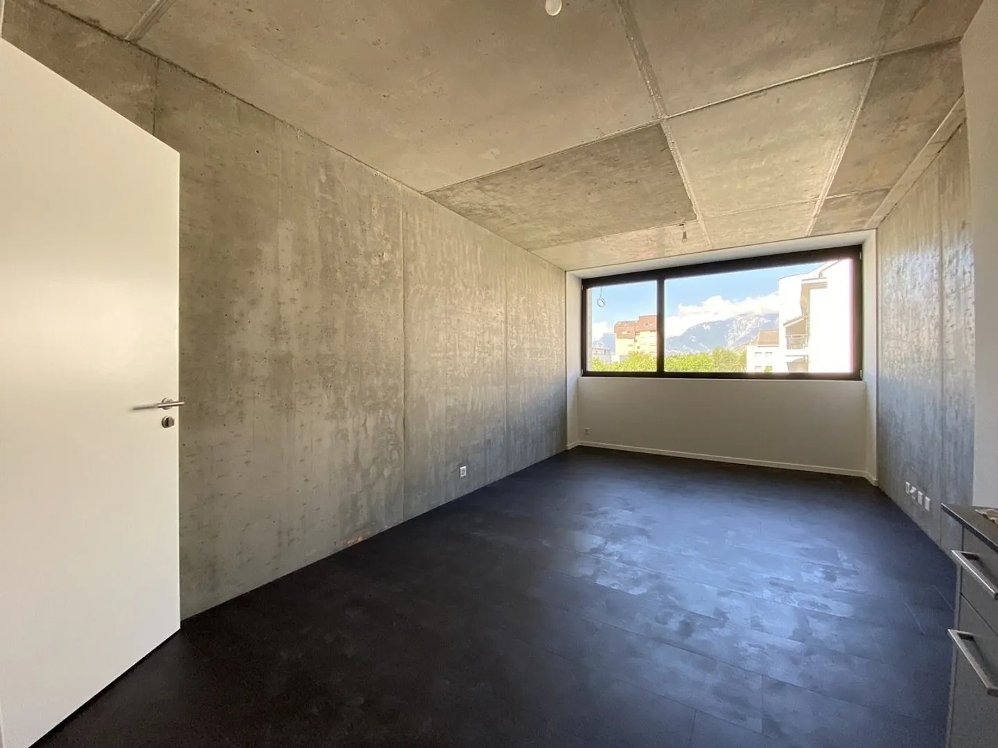 Modern studio on the 2nd floor - Photo 4 of 5