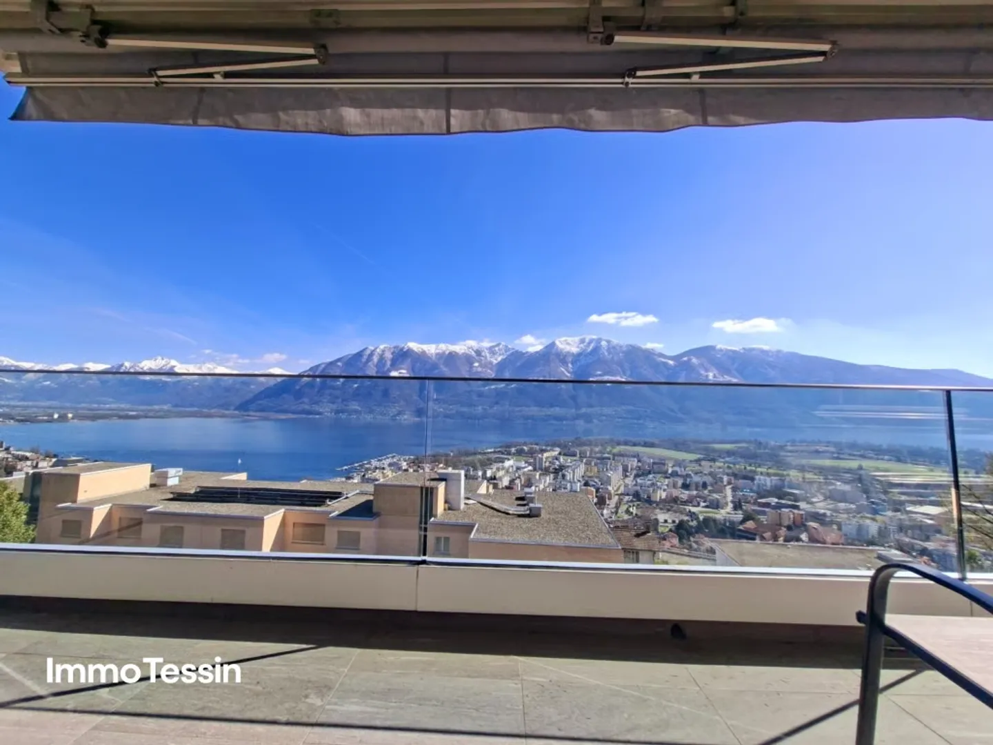 LOCARNO-MONTI: Grande e moderno appartamento con fantastica vista panoramica a 180 gradi sul Lago Maggiore - Foto 1 di 13