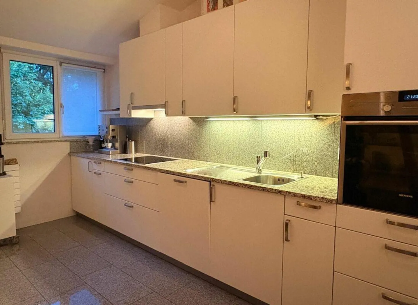 Grande appartement de 1,5 pièce avec balcon - Photo 2 sur 5