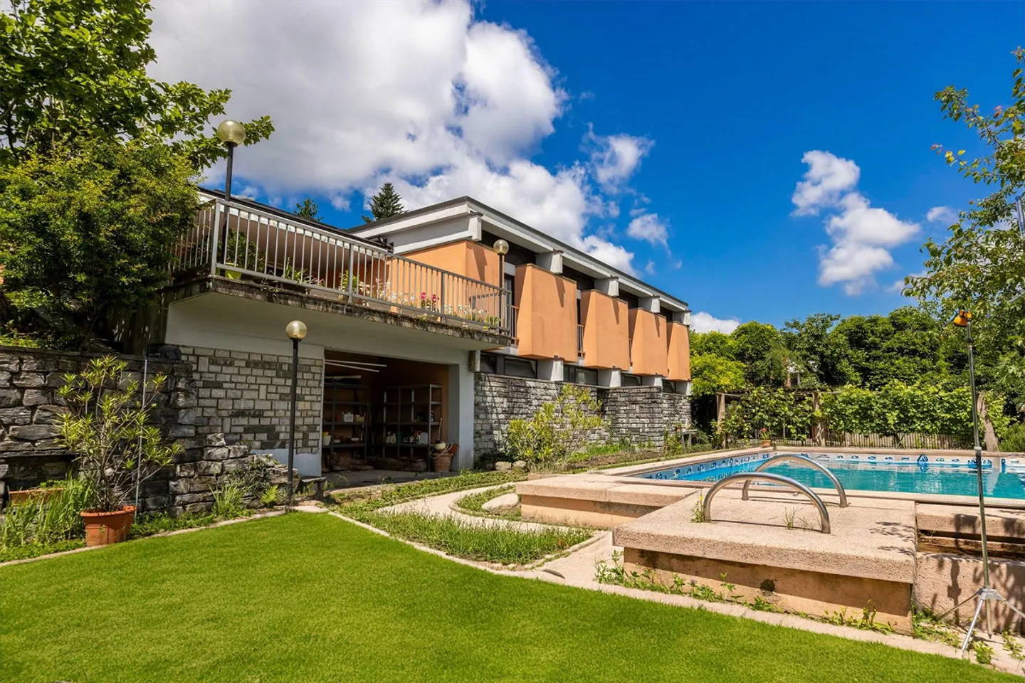 VILLA IN RESERVED AREA WITH LARGE GARDEN IN COLDRERIO - Photo 1 of 9