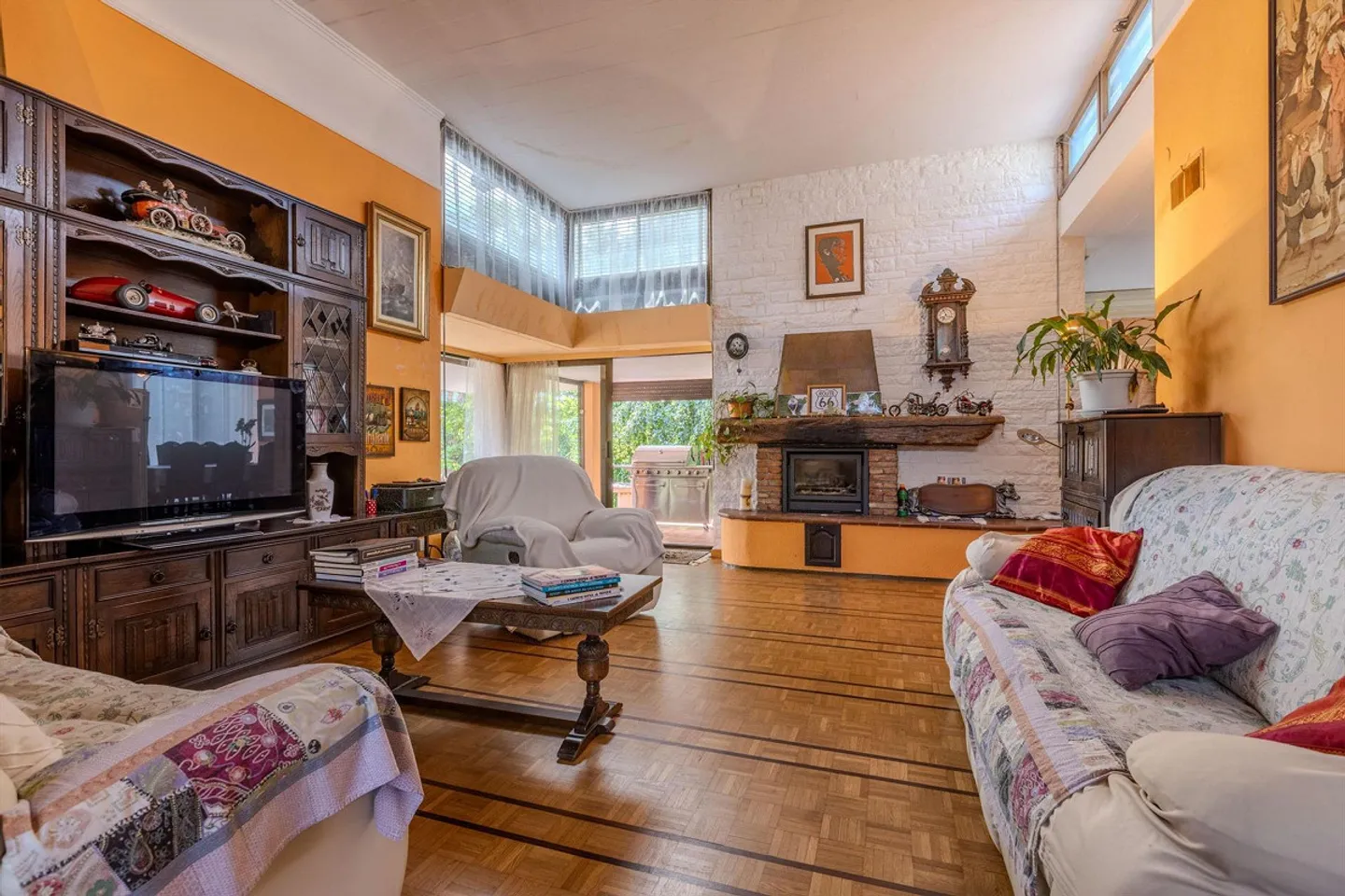 VILLA IN RESERVED AREA WITH LARGE GARDEN IN COLDRERIO - Photo 2 of 9