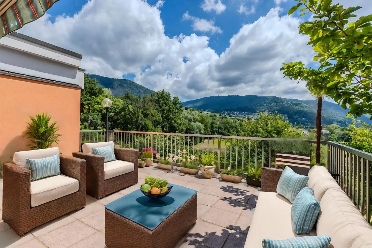 VILLA IN RESERVED AREA WITH LARGE GARDEN IN COLDRERIO - Photo 3 of 9