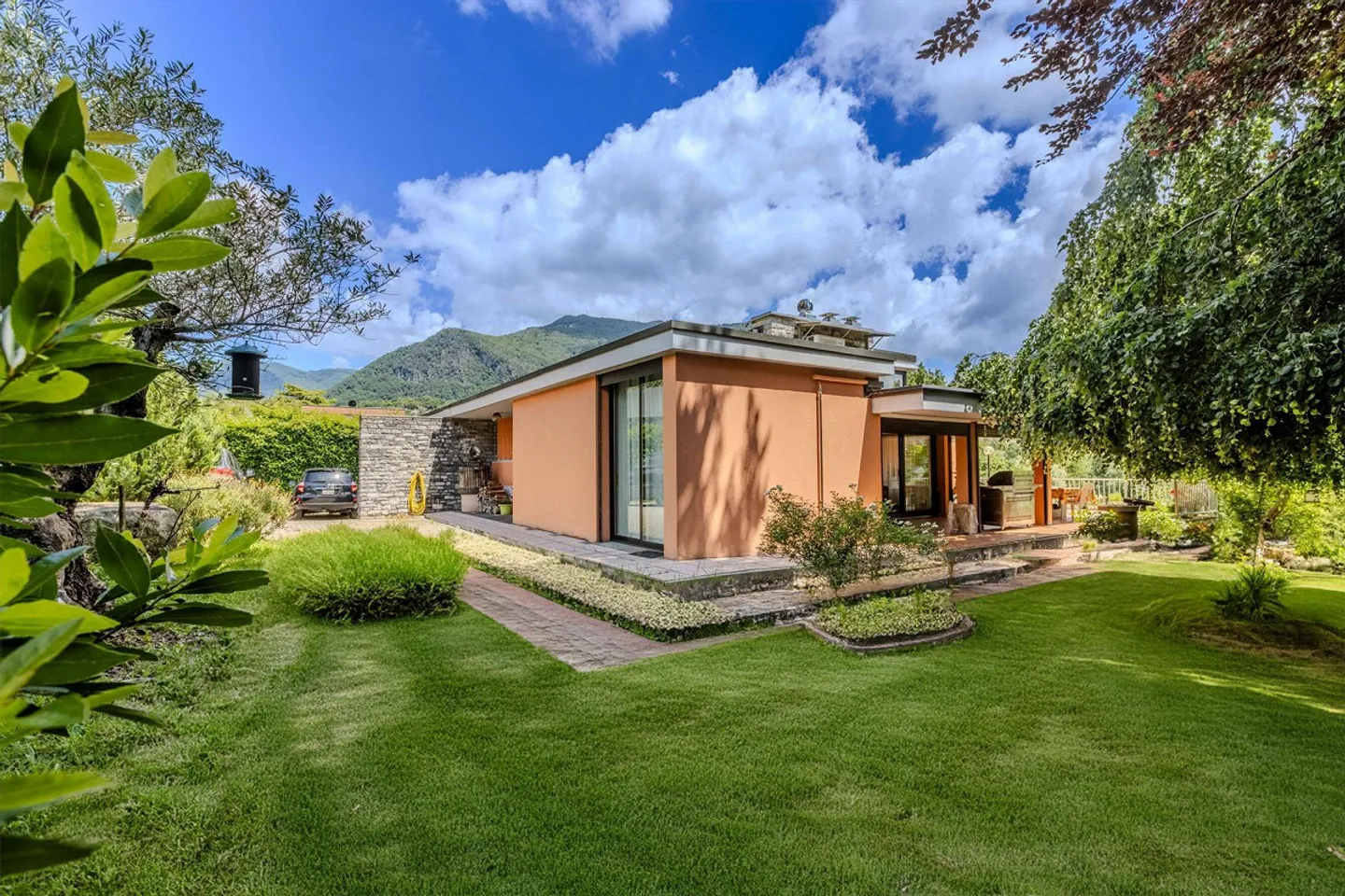 VILLA IN RESERVED AREA WITH LARGE GARDEN IN COLDRERIO - Photo 8 of 9