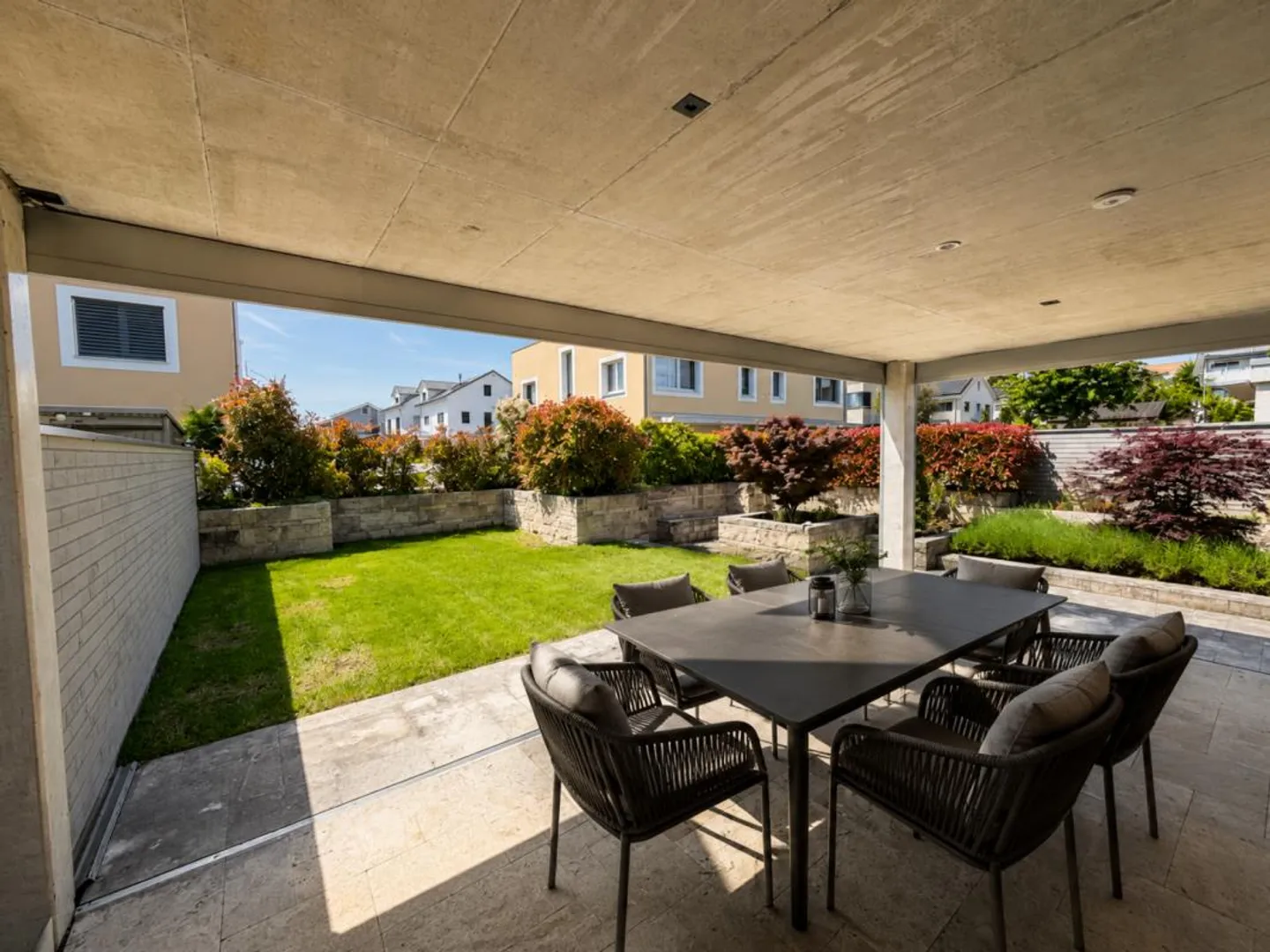 Maison jumelée de 5,5 pièces de haute qualité avec jardin confortable - Photo 1 sur 11