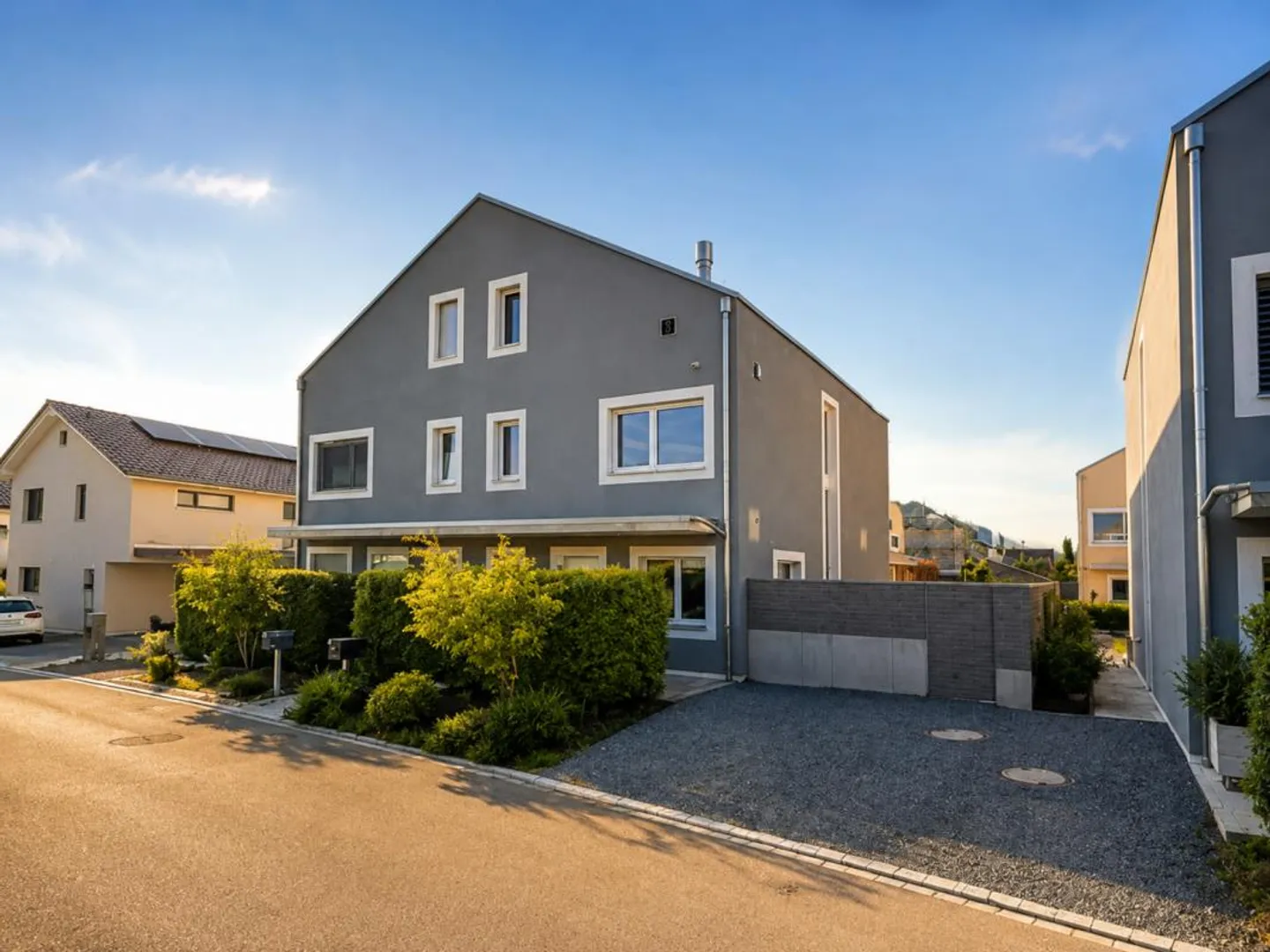 Maison jumelée de 5,5 pièces de haute qualité avec jardin confortable - Photo 2 sur 11