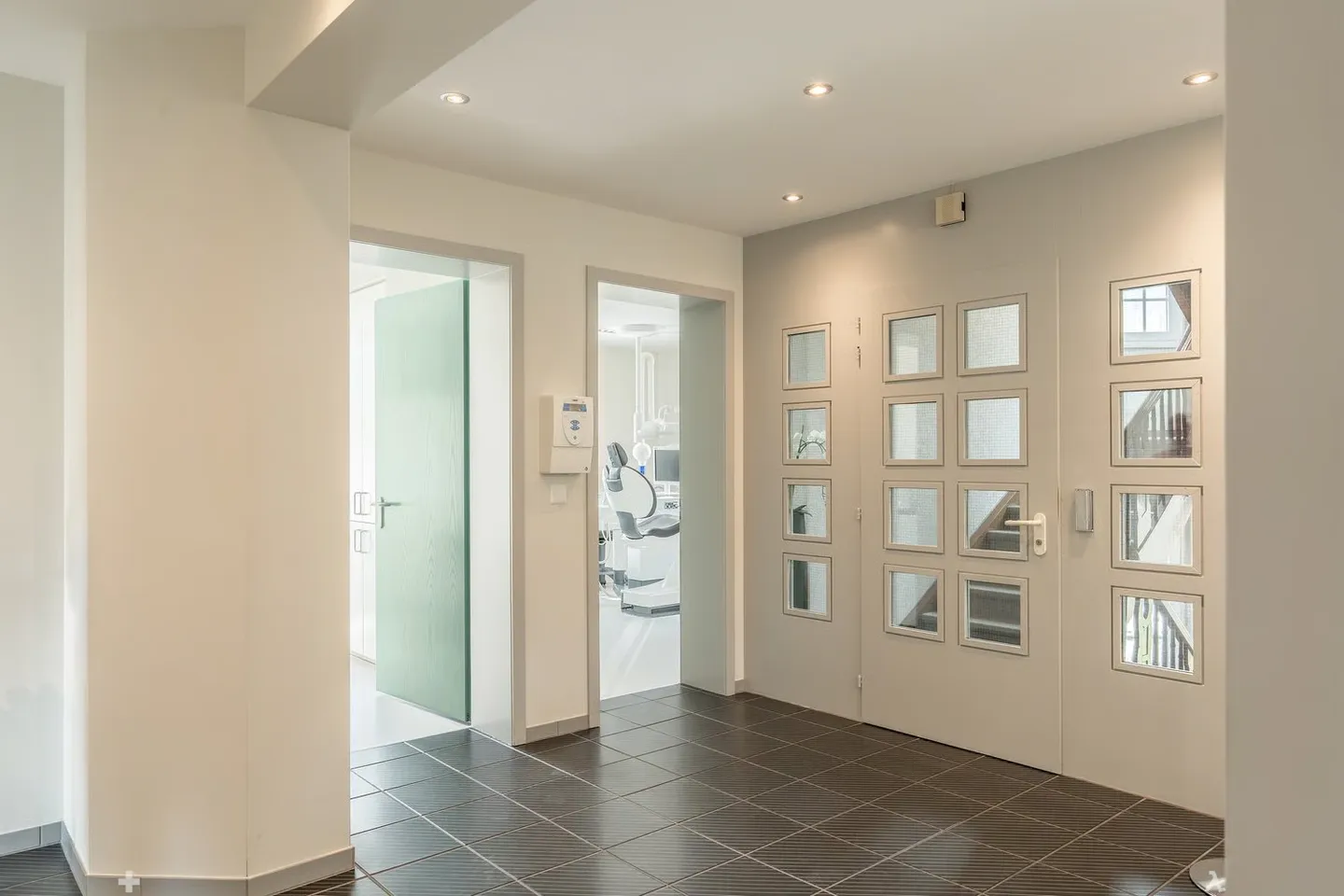 Attraente unità per studio, commerciale, ufficio o residenziale nel cuore di Unterseen - Foto 5 di 13