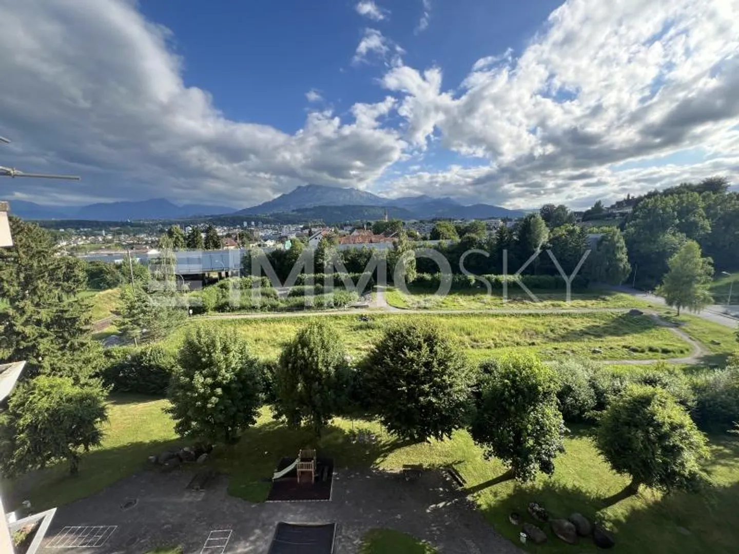 Rêve de famille au sommet - Photo 1 sur 7