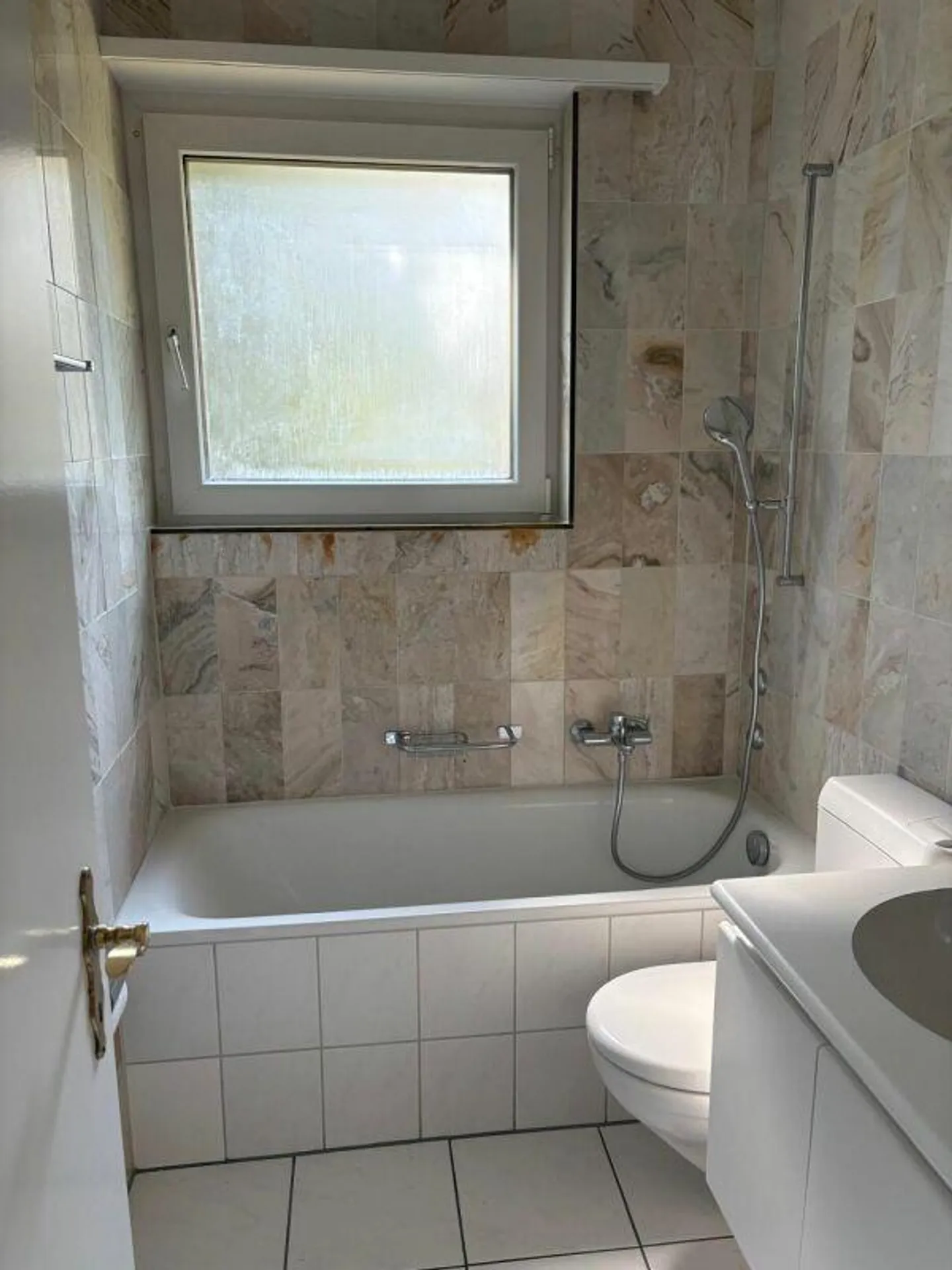 4.5 room apartment on the ground floor right with balcony - Photo 4 of 14