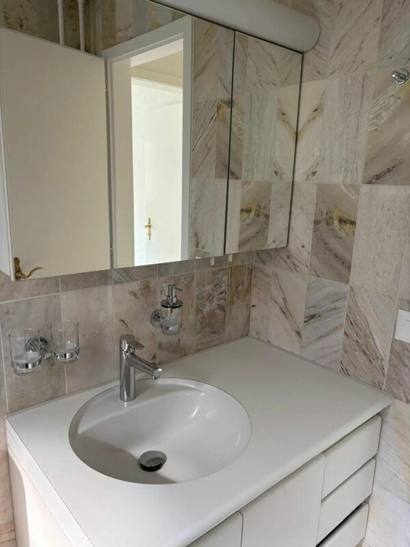 4.5 room apartment on the ground floor right with balcony - Photo 3 of 14