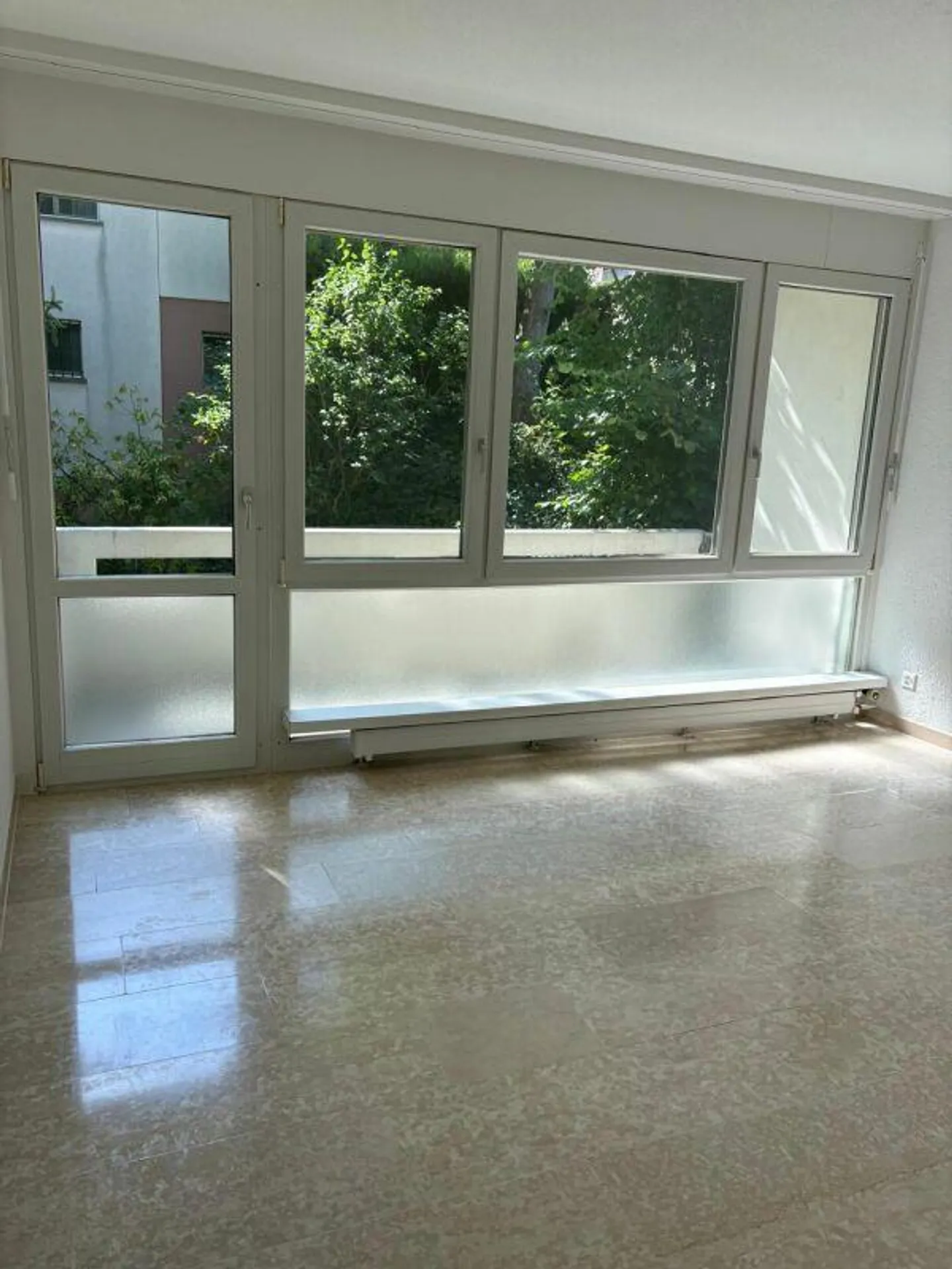 4.5 room apartment on the ground floor right with balcony - Photo 6 of 14