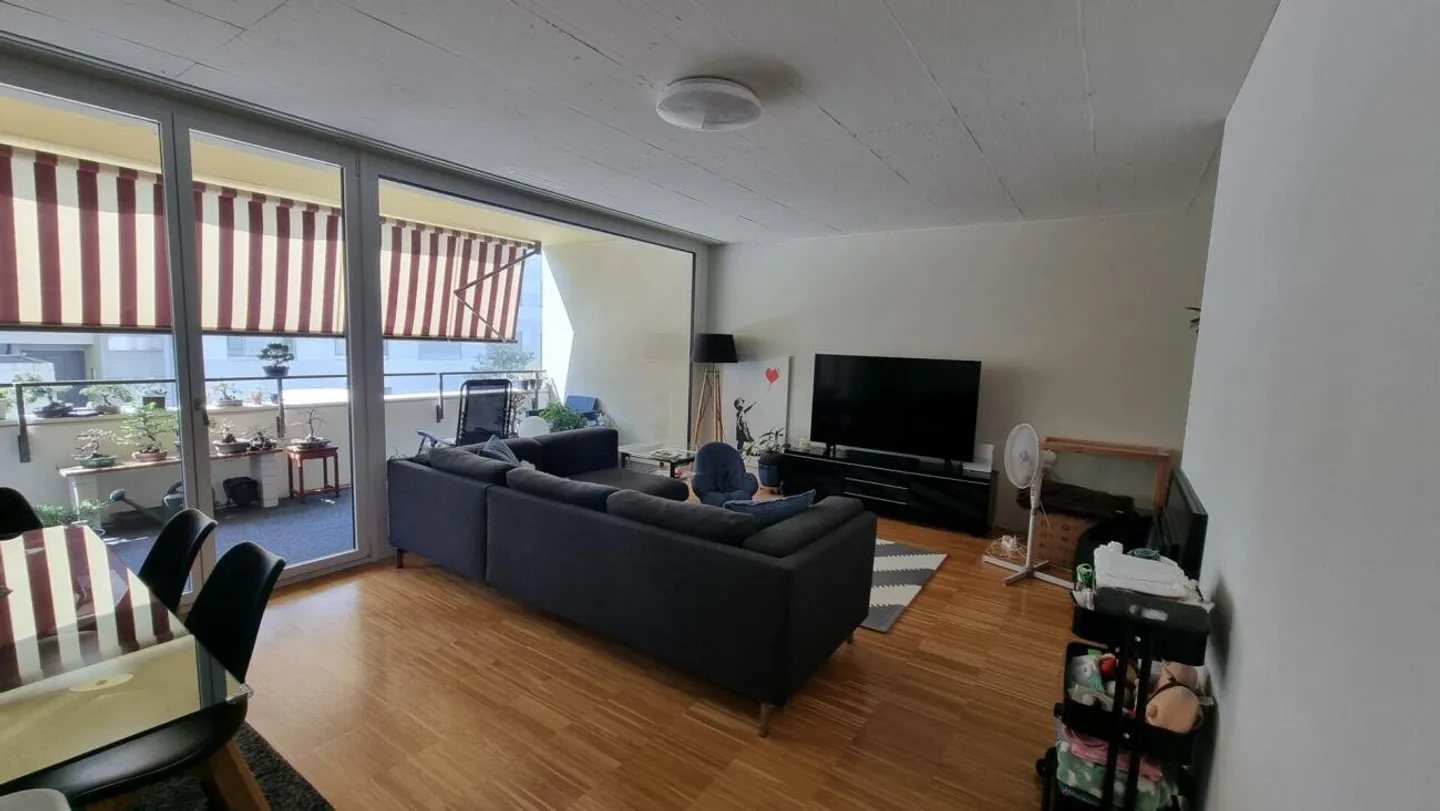 Spacious & Bright Apartment on the Raised Ground Floor - Photo 4 of 4
