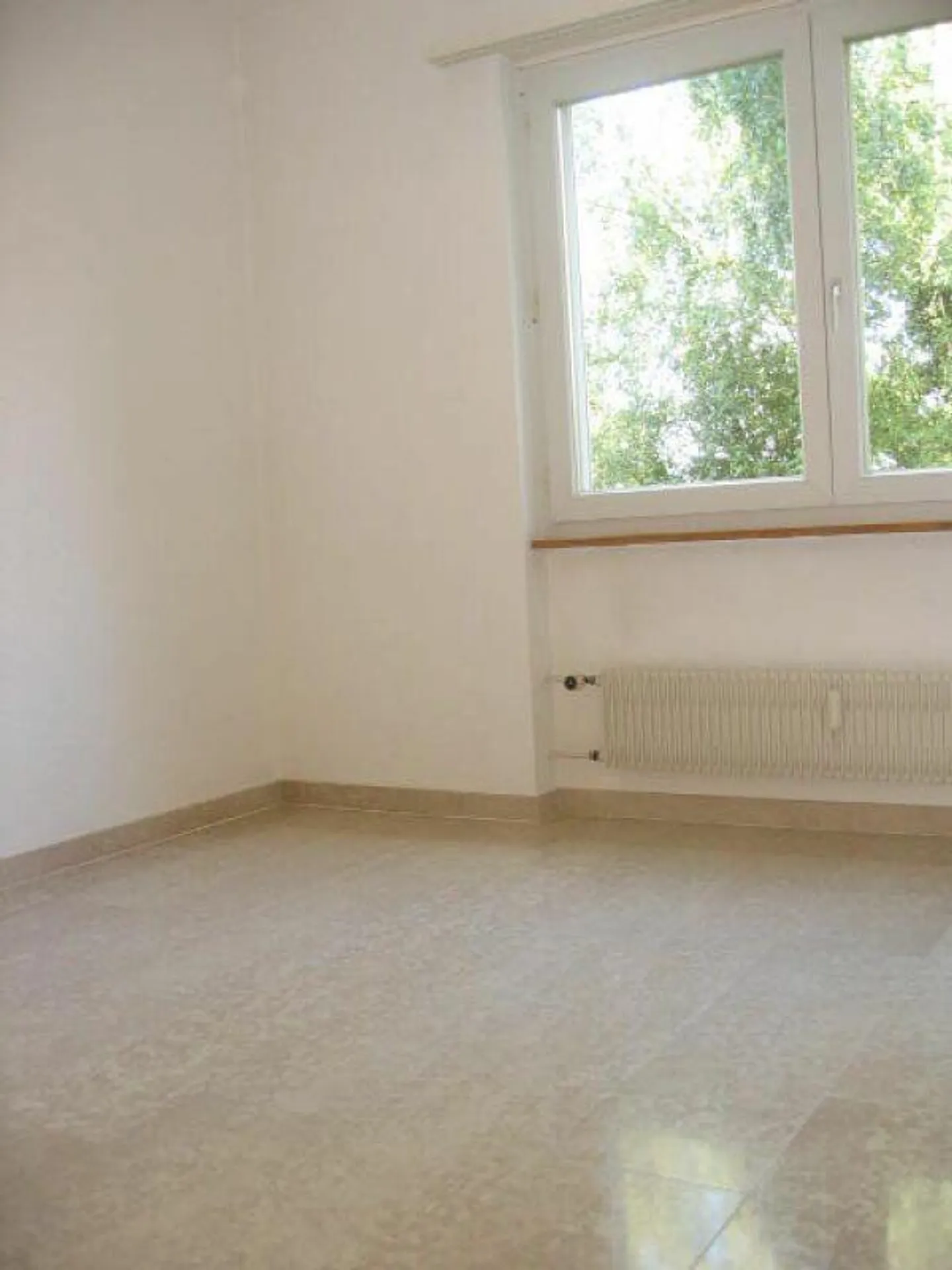 4.5 room apartment on the ground floor right with balcony - Photo 7 of 14