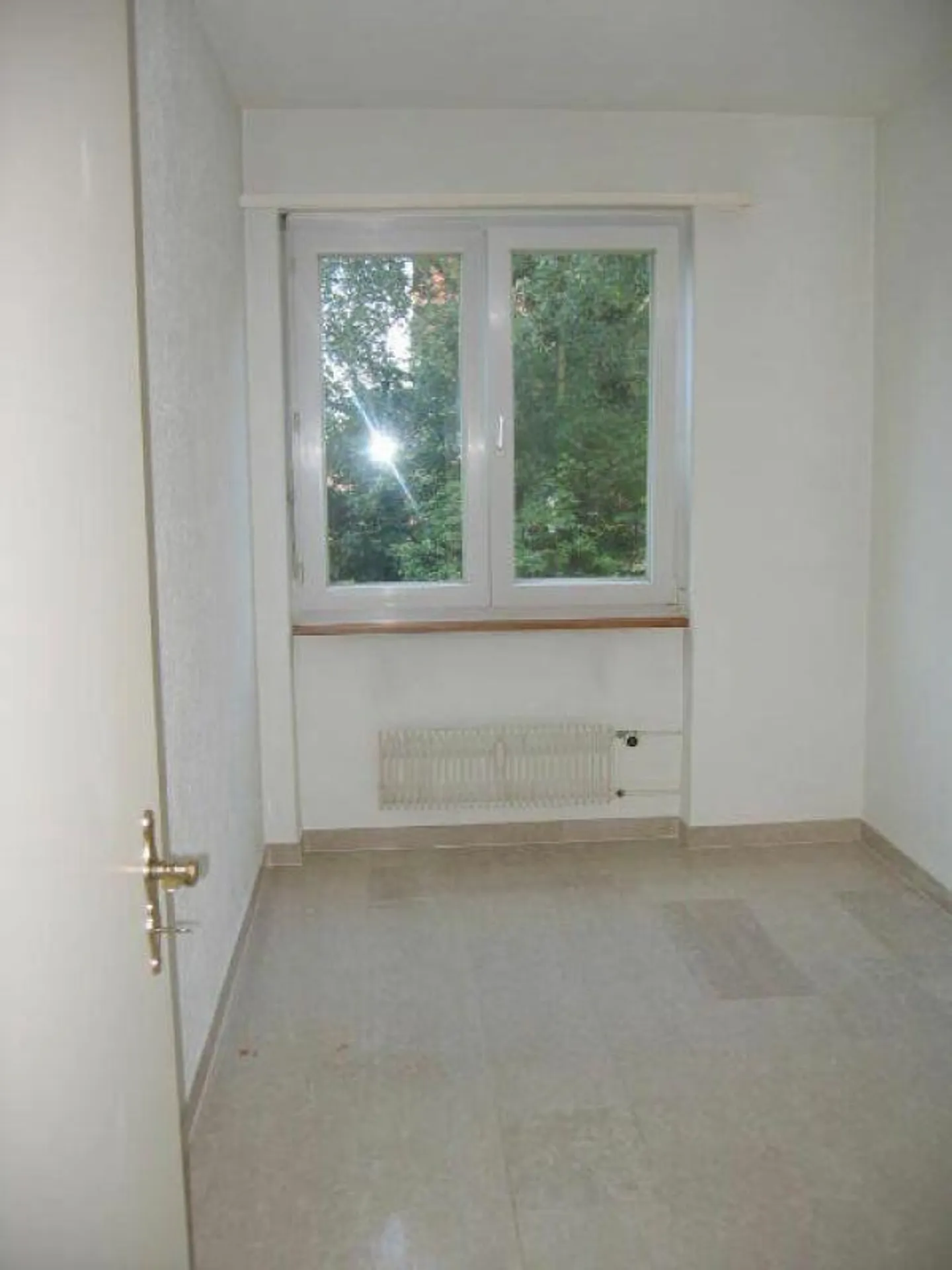 4.5 room apartment on the ground floor right with balcony - Photo 8 of 14