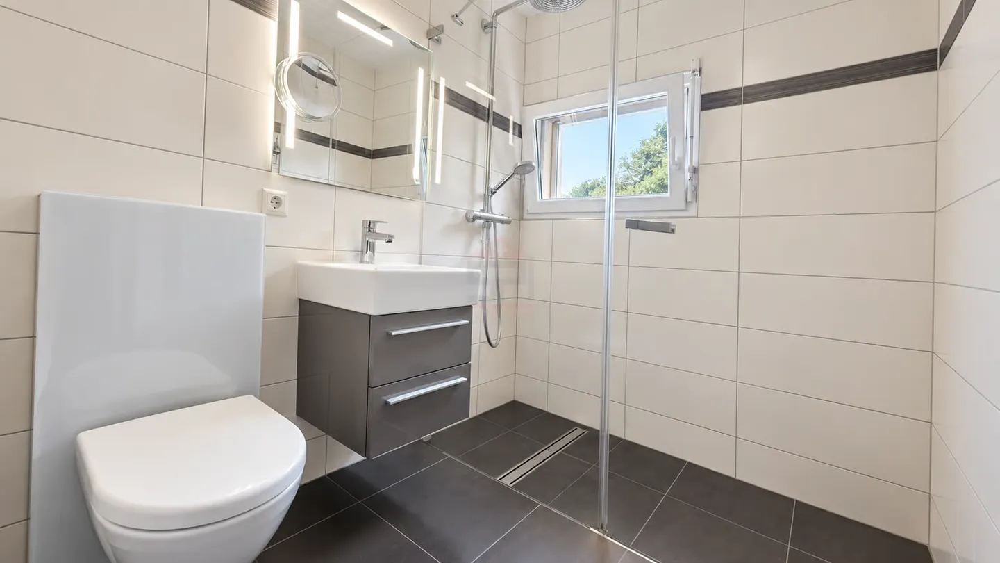 Elegante renovierte Familienimmobilie im Herzen einer grünen Umgebung - Foto 11 von 13
