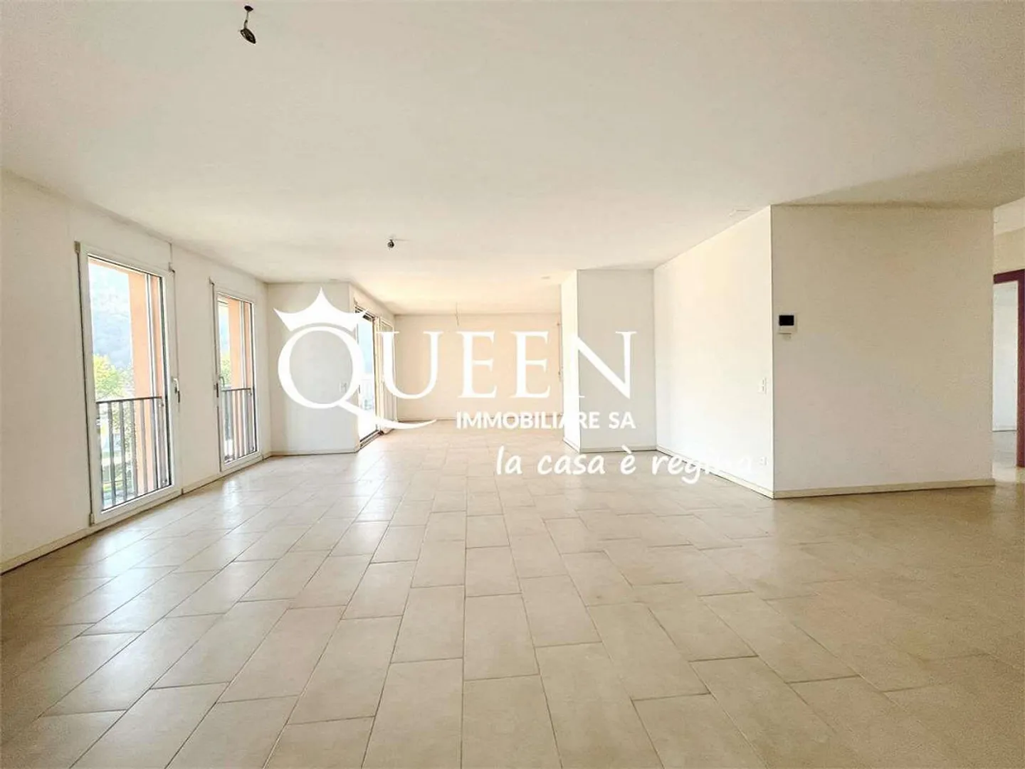 Chiasso : attique 4,5 pièces, 140 m², balcons, vue dégagée et jardin - Photo 3 sur 13