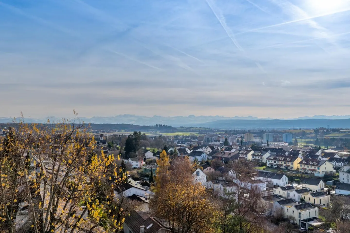 Posizione in pendenza sud a Bassersdorf: Vivere con vista e grande giardino - Foto 2 di 6
