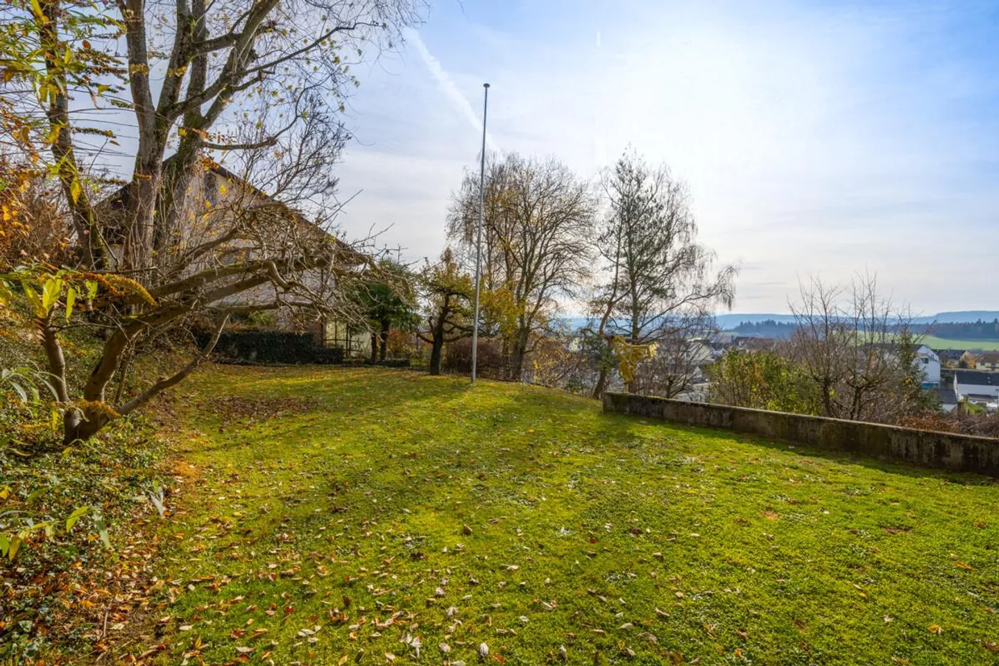 Posizione in pendenza sud a Bassersdorf: Vivere con vista e grande giardino - Foto 3 di 6