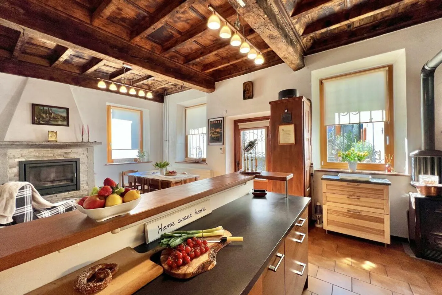 Grande casa di villaggio con vista sul lago, bel giardino e parcheggio - Foto 1 di 30
