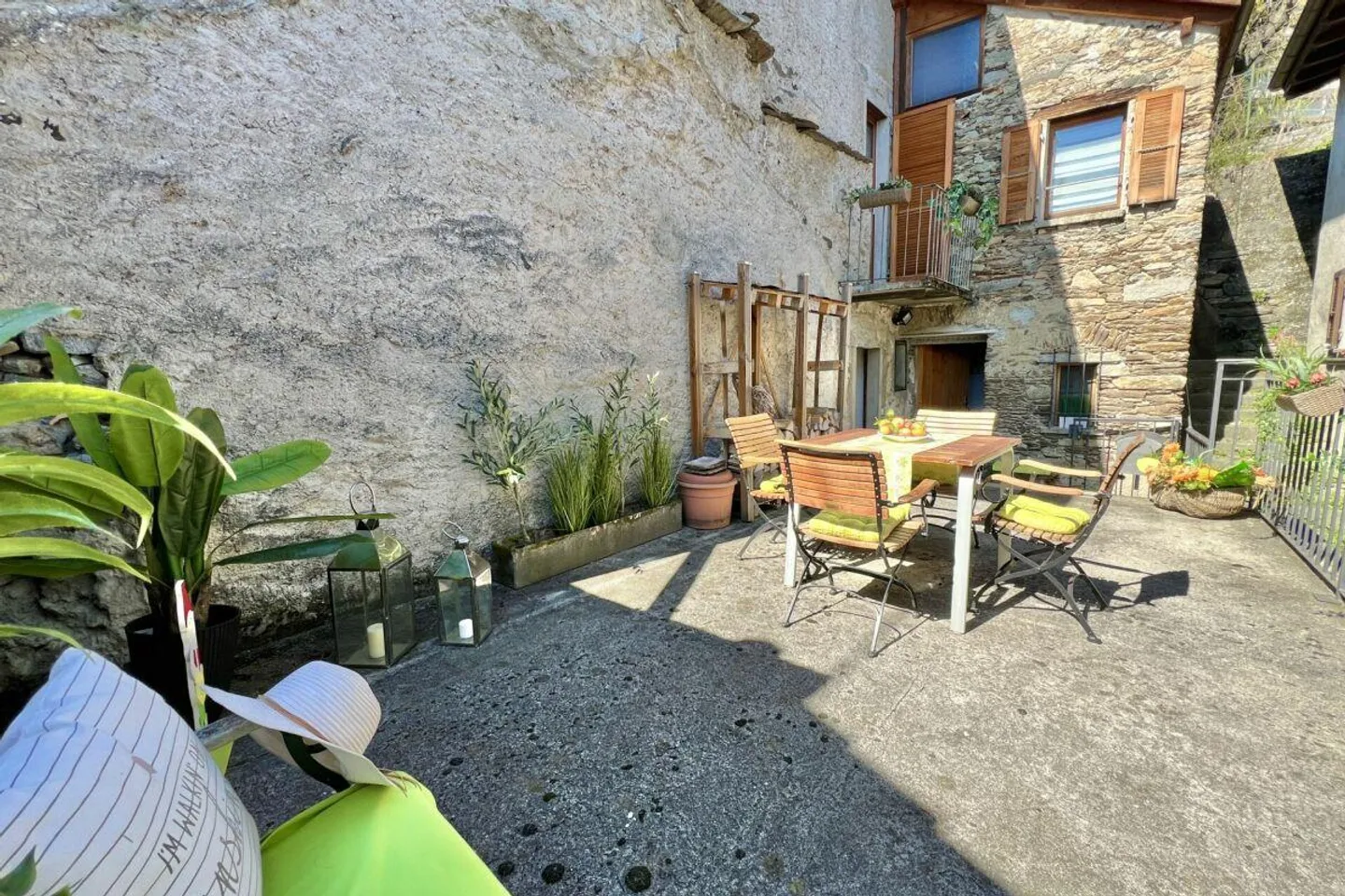 Grande casa di villaggio con vista sul lago, bel giardino e parcheggio - Foto 18 di 30