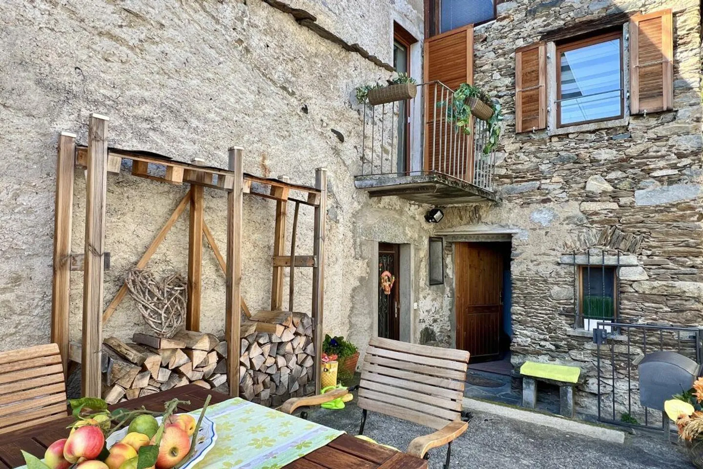 Grande casa di villaggio con vista sul lago, bel giardino e parcheggio - Foto 19 di 30