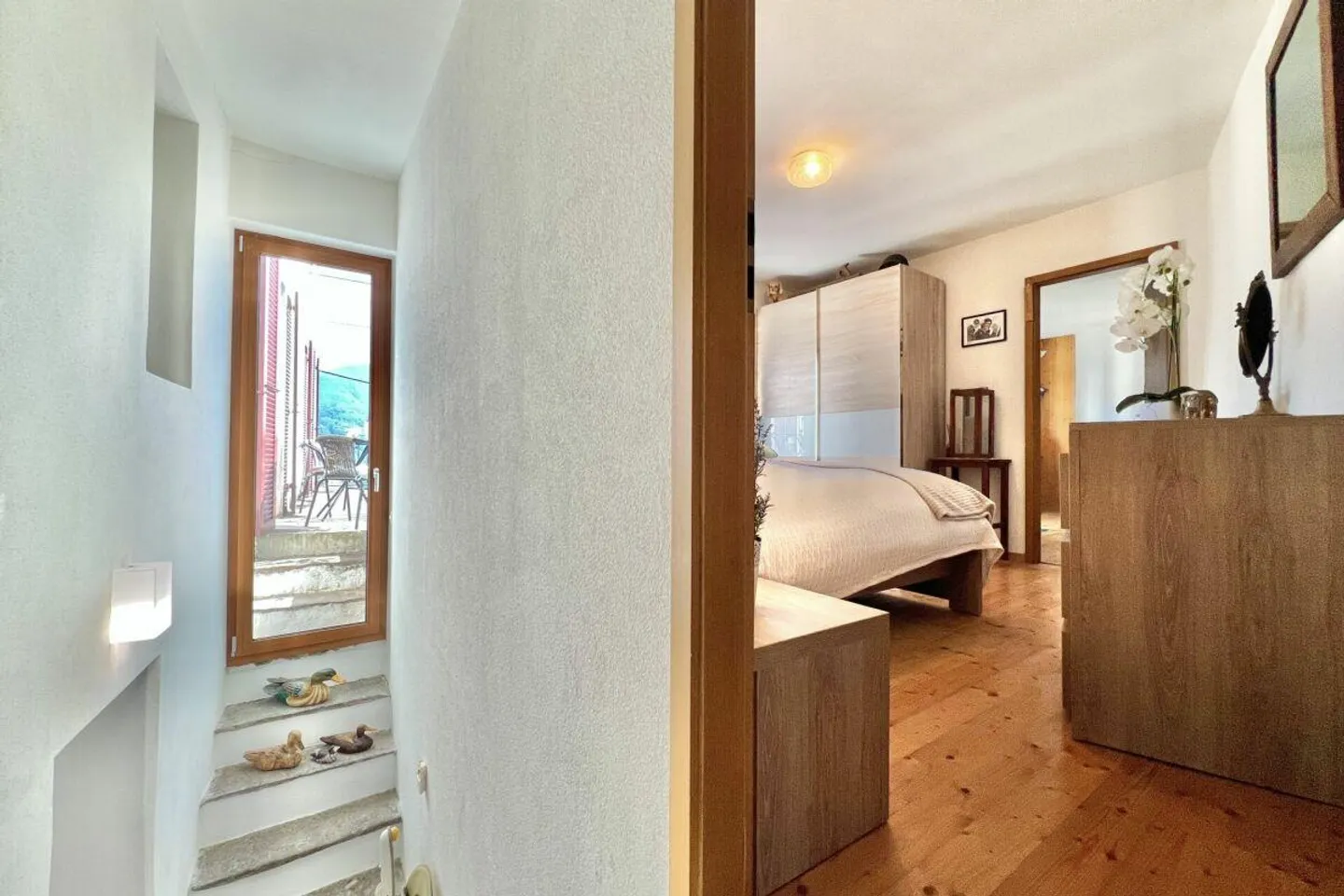Grande casa di villaggio con vista sul lago, bel giardino e parcheggio - Foto 25 di 30