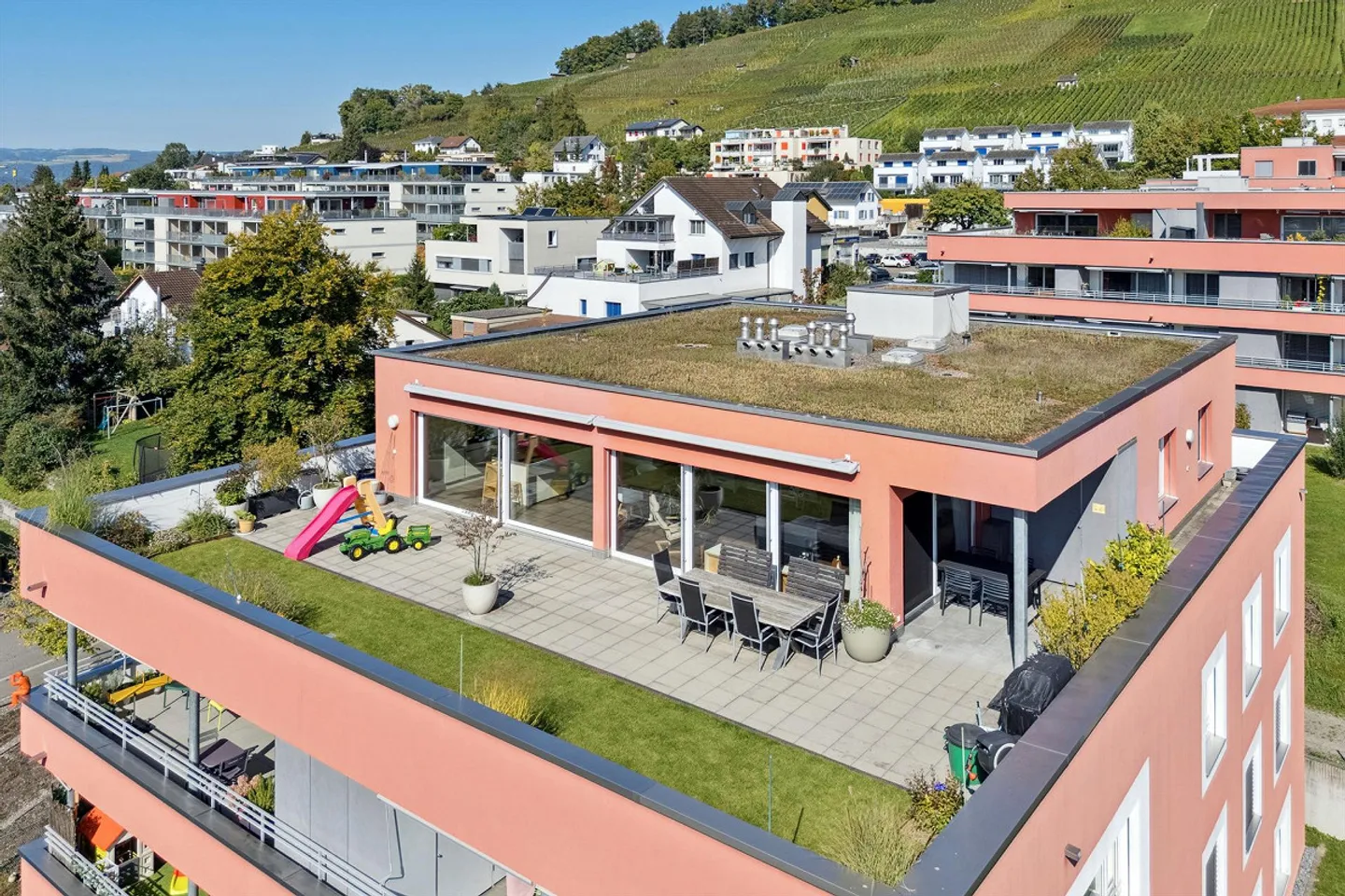 Exklusive Attikawohnung mit einzigartiger Ruhe und Weitsicht - Foto 2 von 4