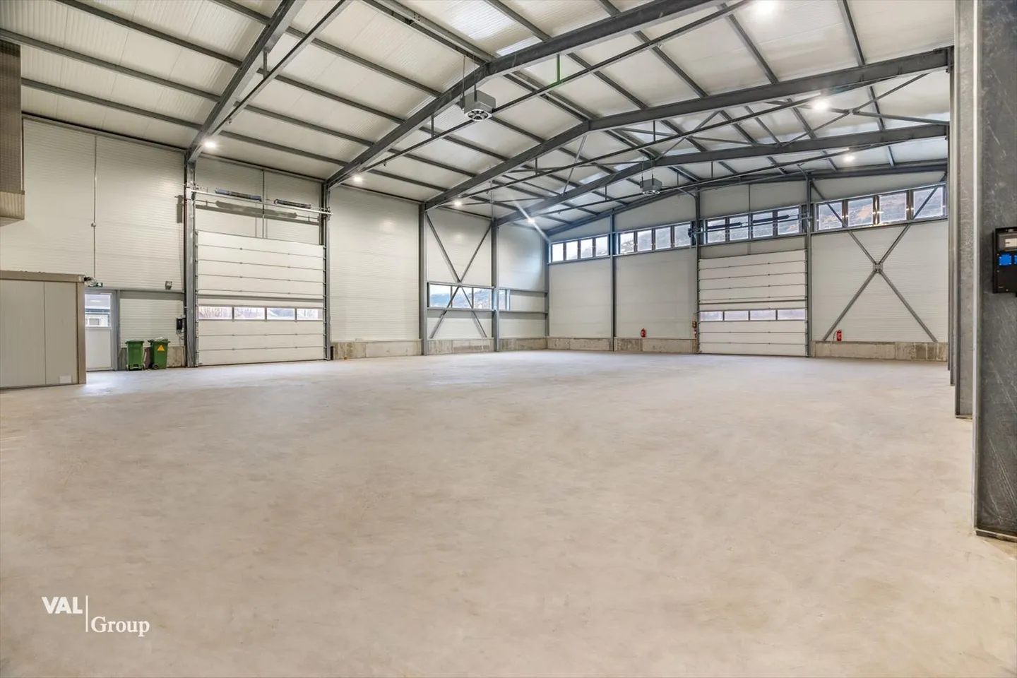 Spacious warehouse and commercial hall in an optimal location for your business - Photo 1 of 10
