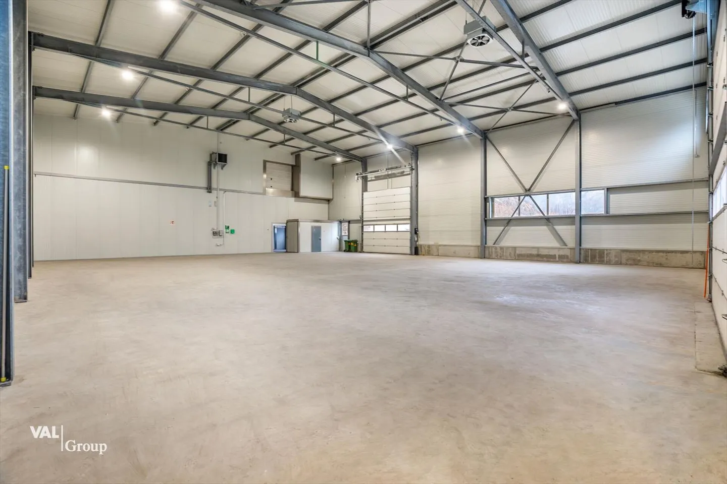 Spacious warehouse and commercial hall in an optimal location for your business - Photo 2 of 10