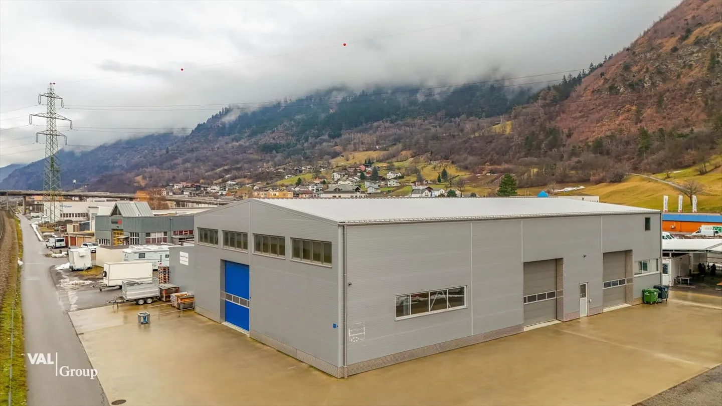 Spacious warehouse and commercial hall in an optimal location for your business - Photo 3 of 10
